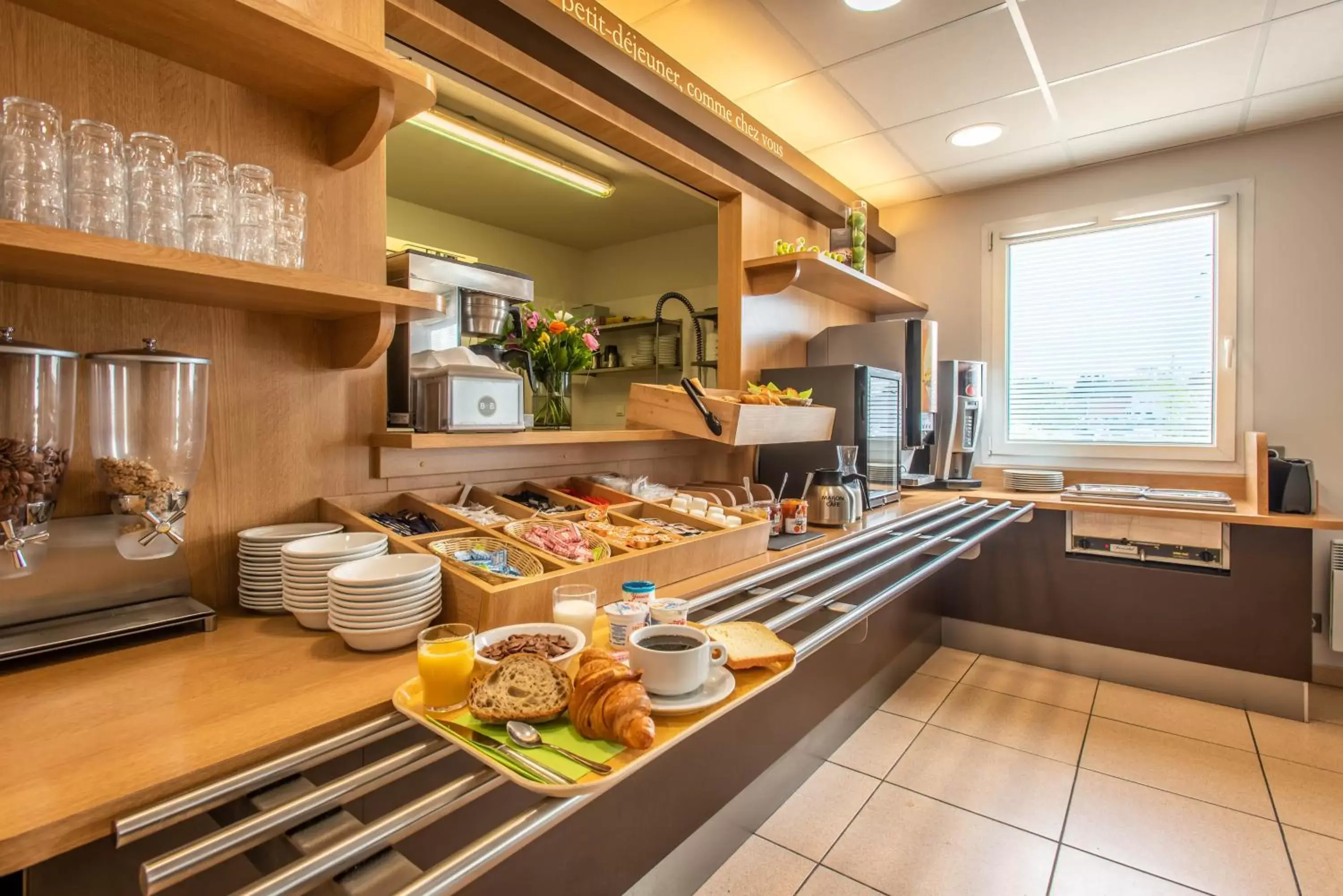Buffet breakfast, Food in B&B HOTEL Vannes Ouest Golfe du Morbihan