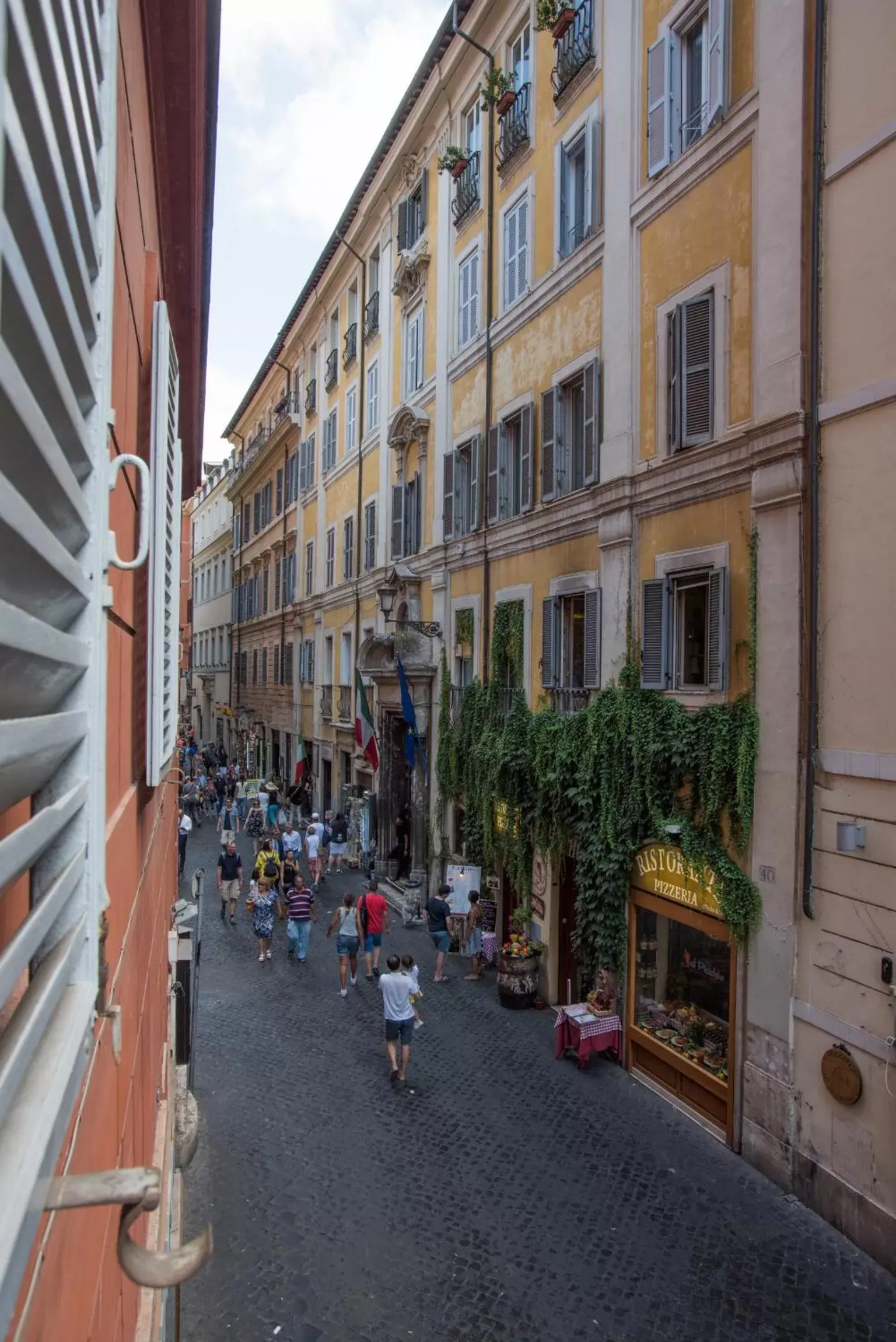 Street view, Neighborhood in Rome Kings Suite