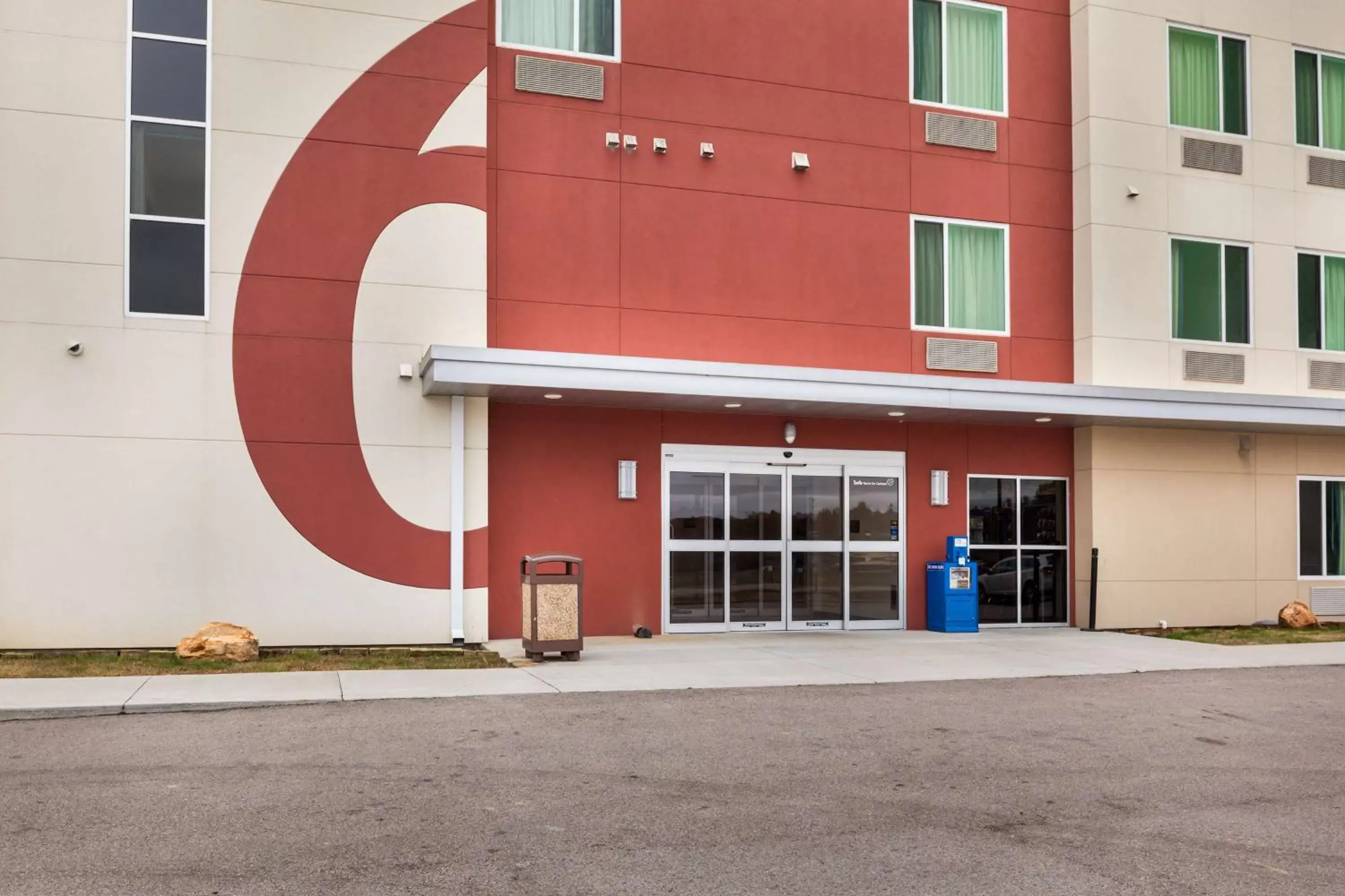 Property Building in Motel 6-Poplar Bluff, MO