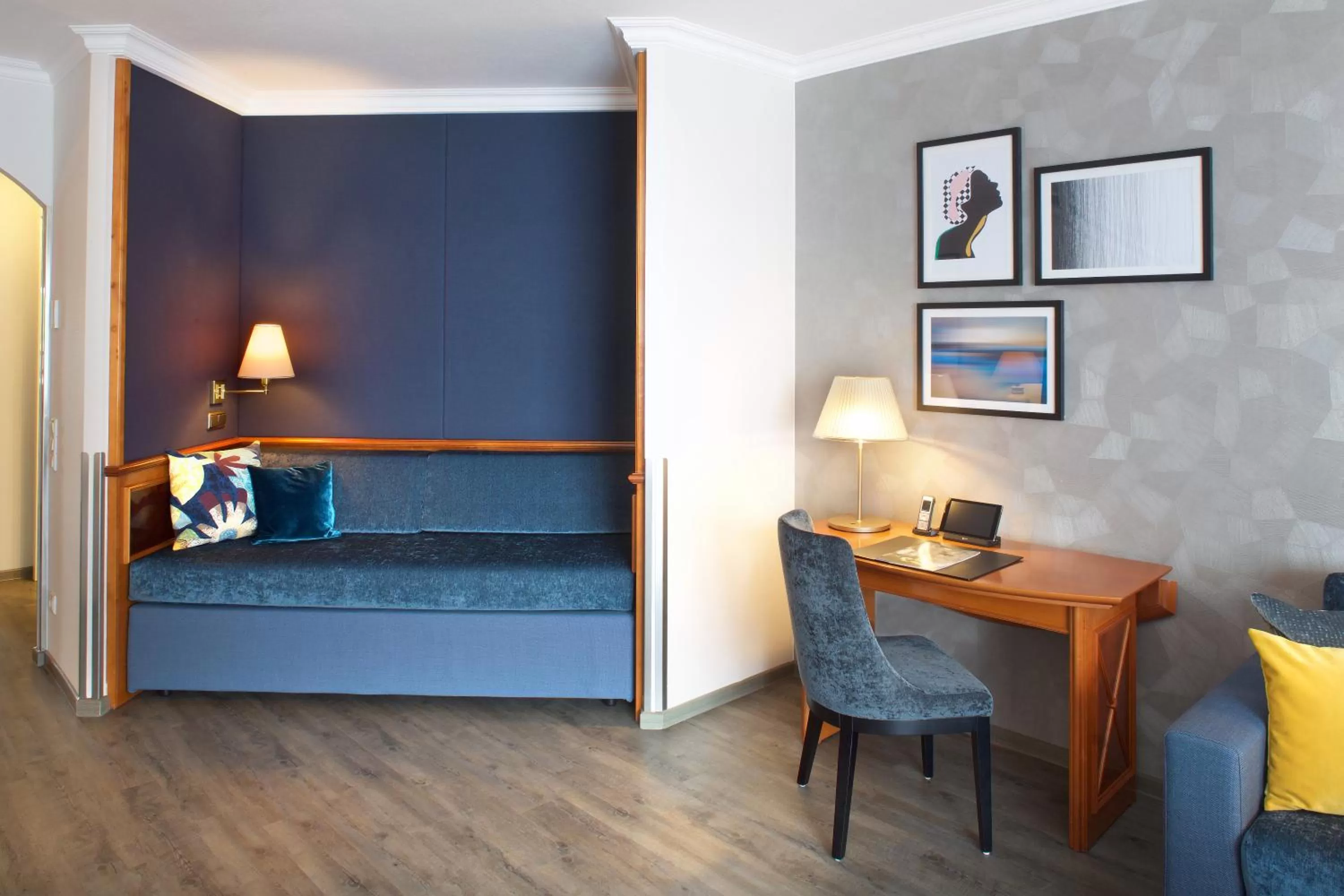 Living room, Bed in Steigenberger Hotel Der Sonnenhof