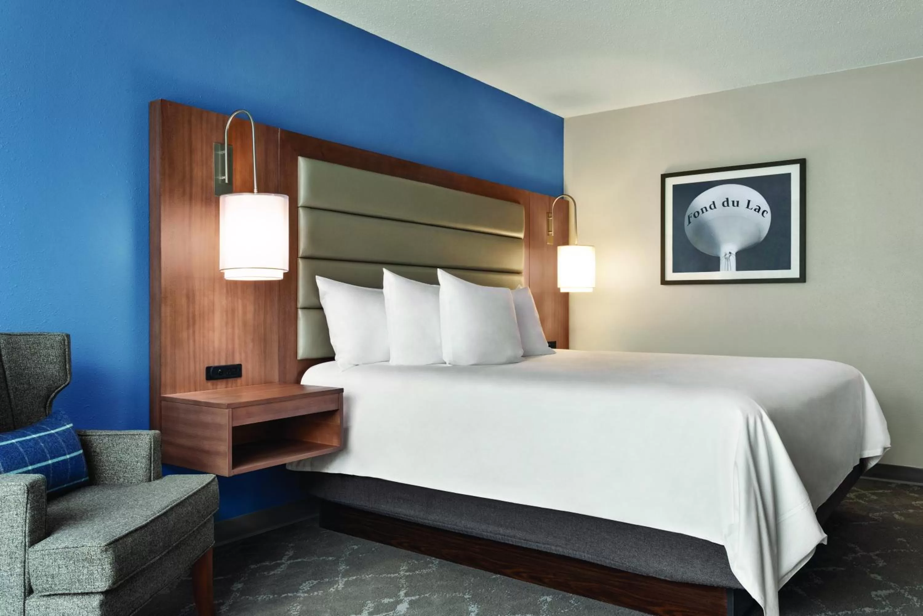 Photo of the whole room, Bed in Radisson Hotel and Conference Center Fond du Lac