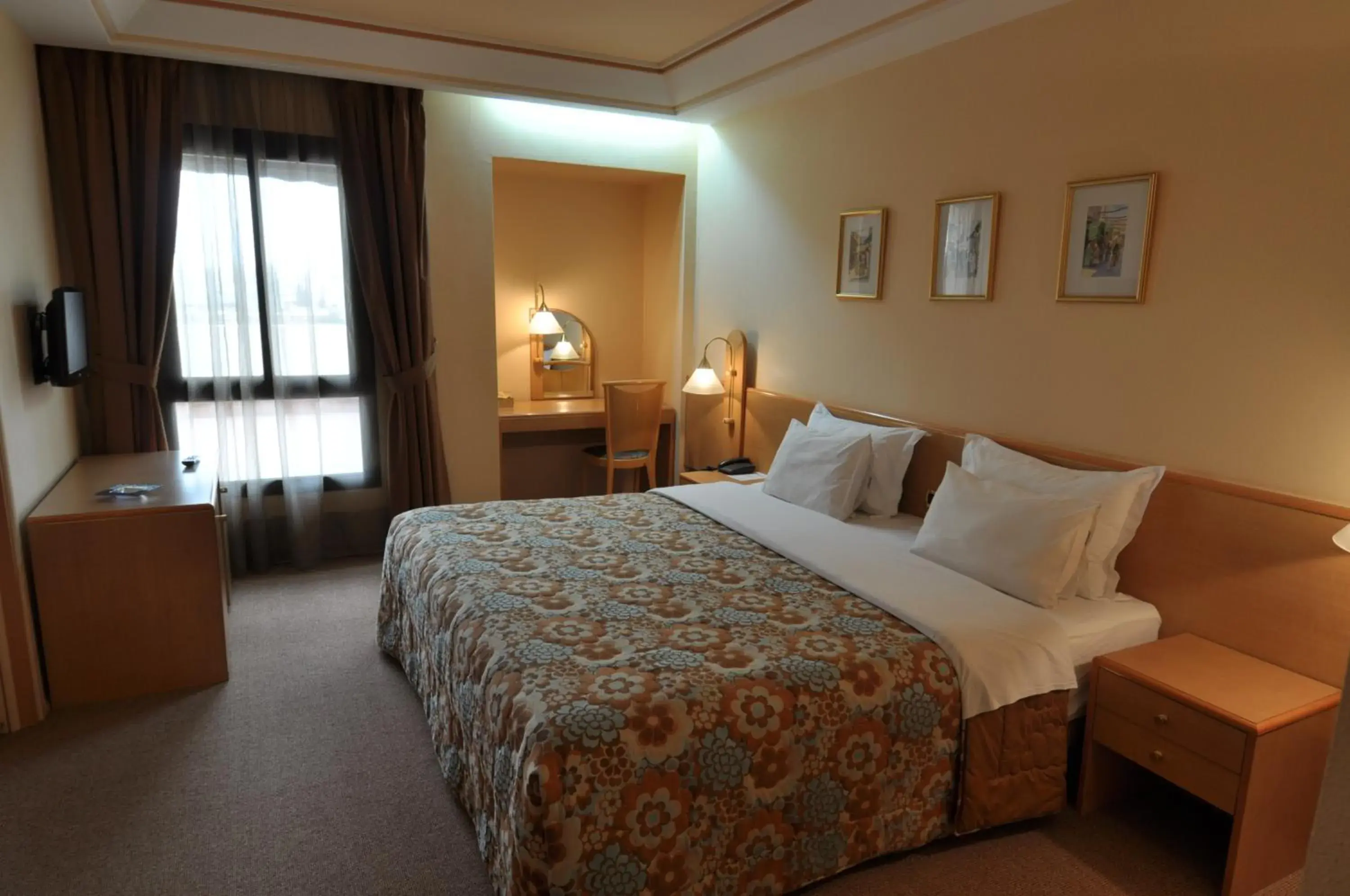 Photo of the whole room, Bed in Hôtel Wassim