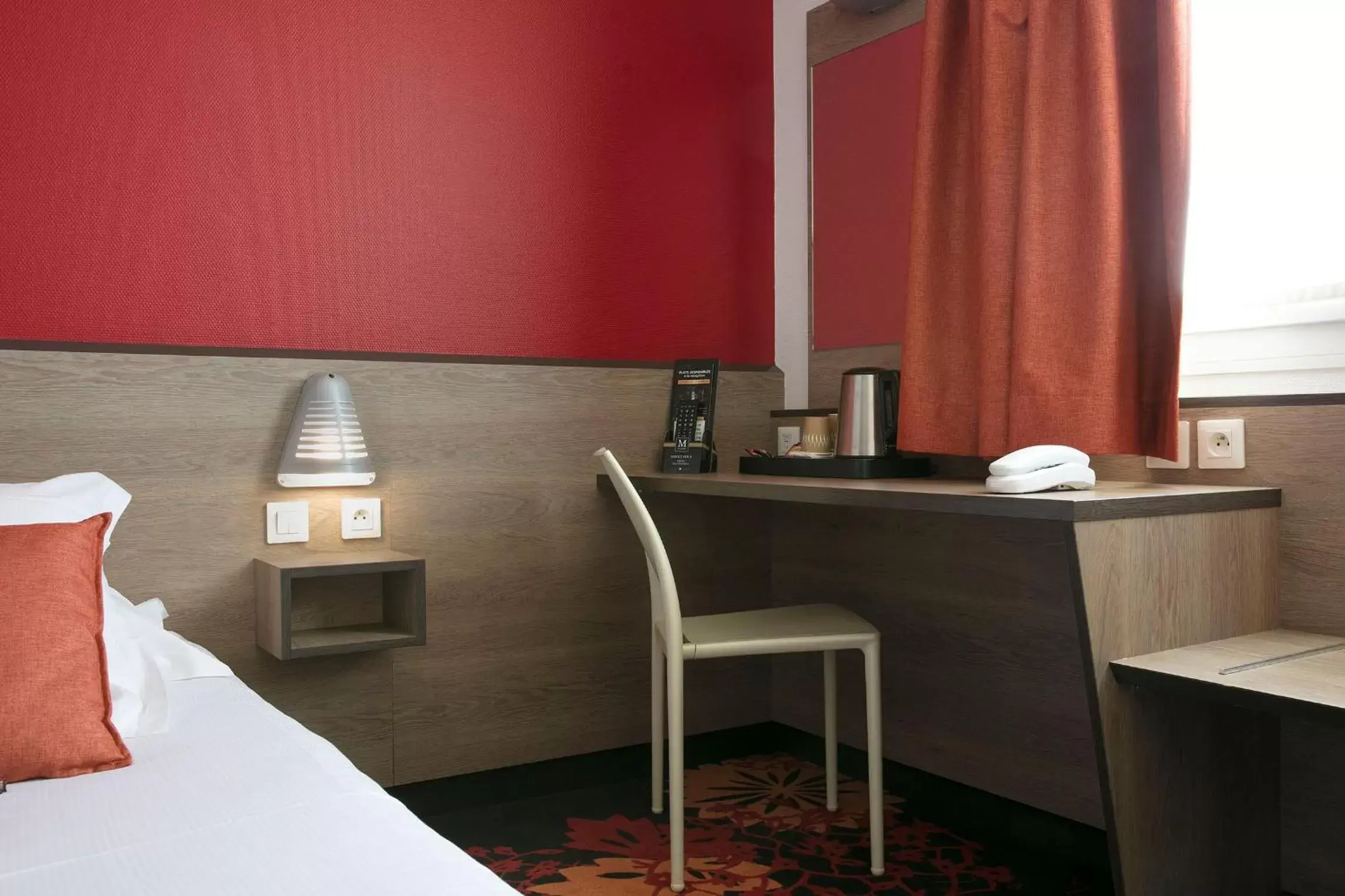 Coffee/tea facilities, Bed in Hotel Clermont Estaing Coffee/tea facilities, Bed in Hotel Clermont Estaing