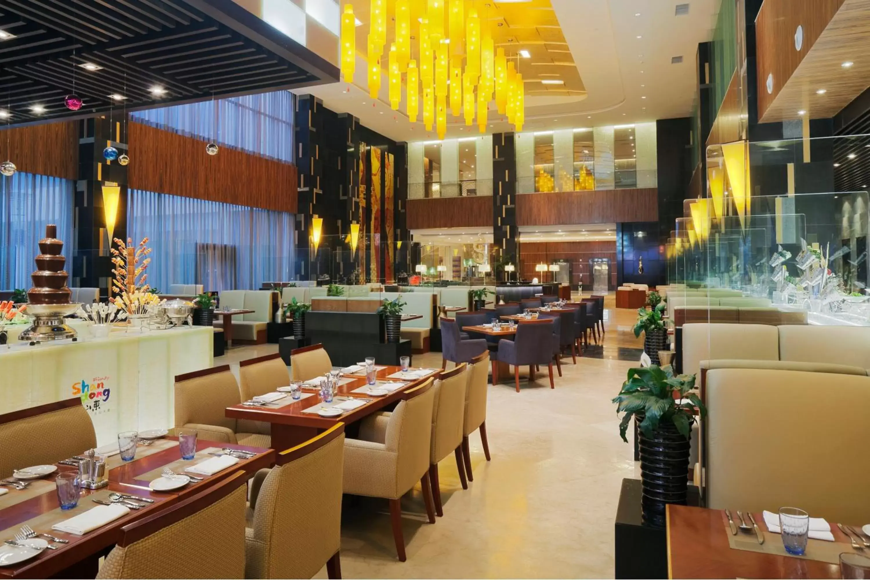 Restaurant/Places to Eat in Crowne Plaza Yantai Sea View, an IHG Hotel