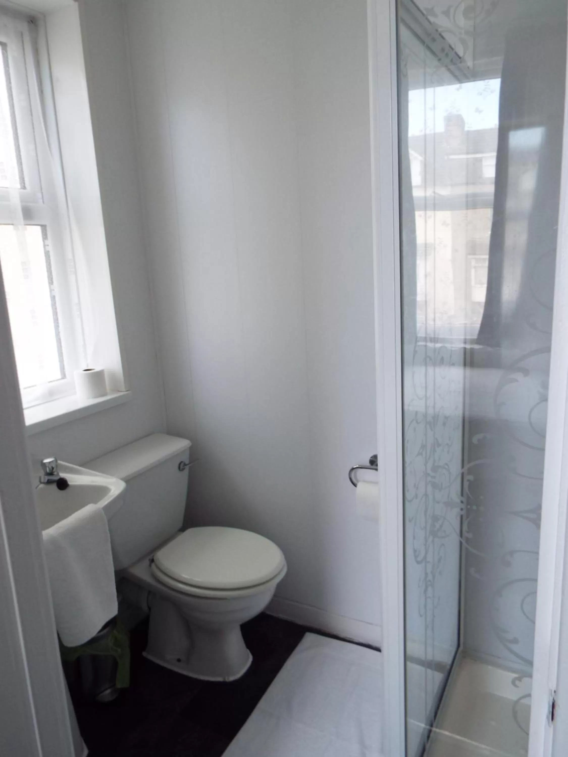 Bathroom in Alfies Hotel