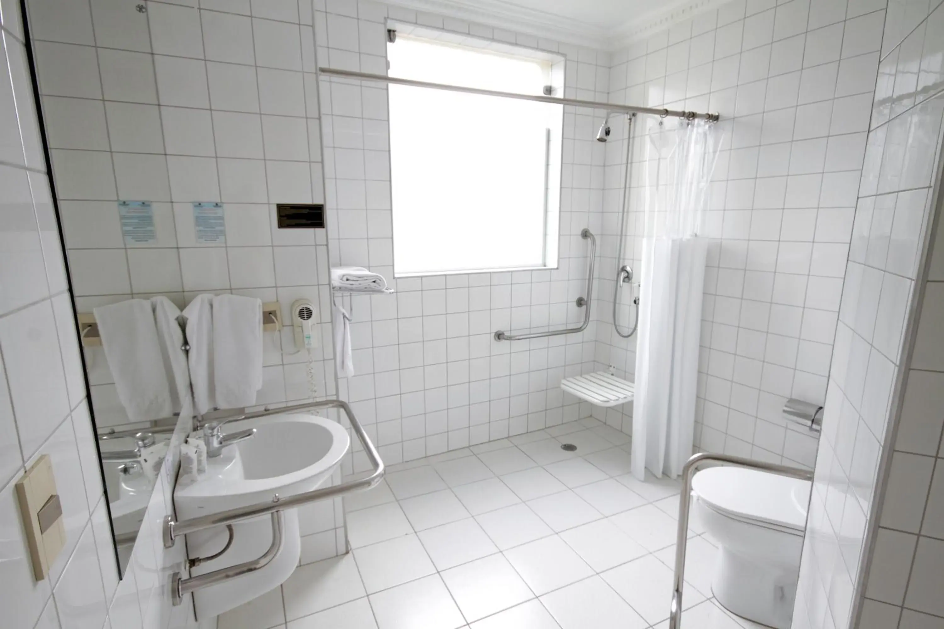 Bathroom in San Raphael Hotel