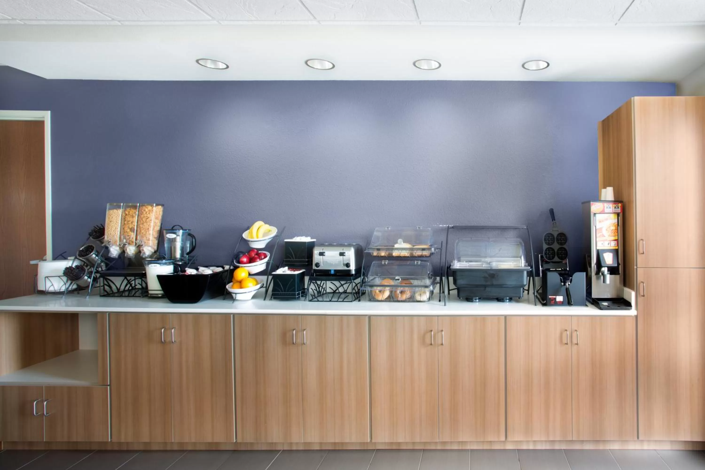 Continental breakfast in Microtel Inn & Suites by Wyndham Vernal/Naples