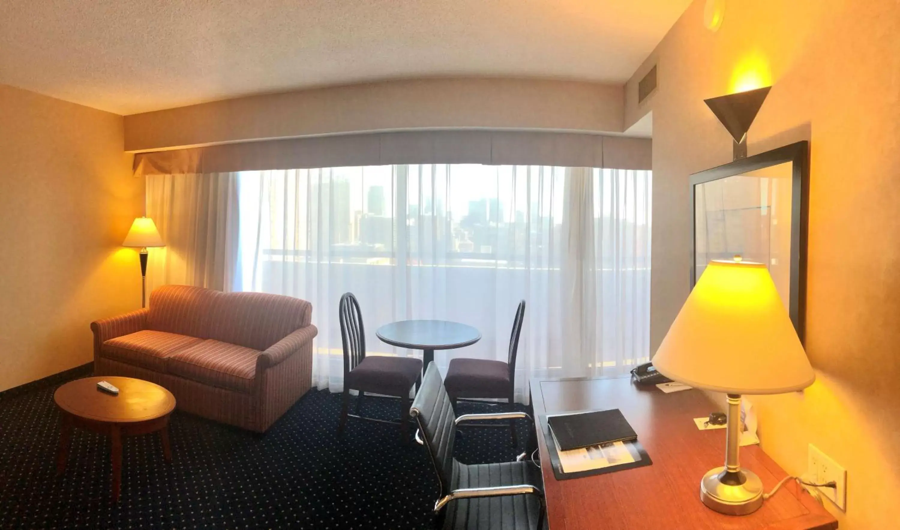 Living room, Seating Area in Best Western Plus Suites Downtown Calgary