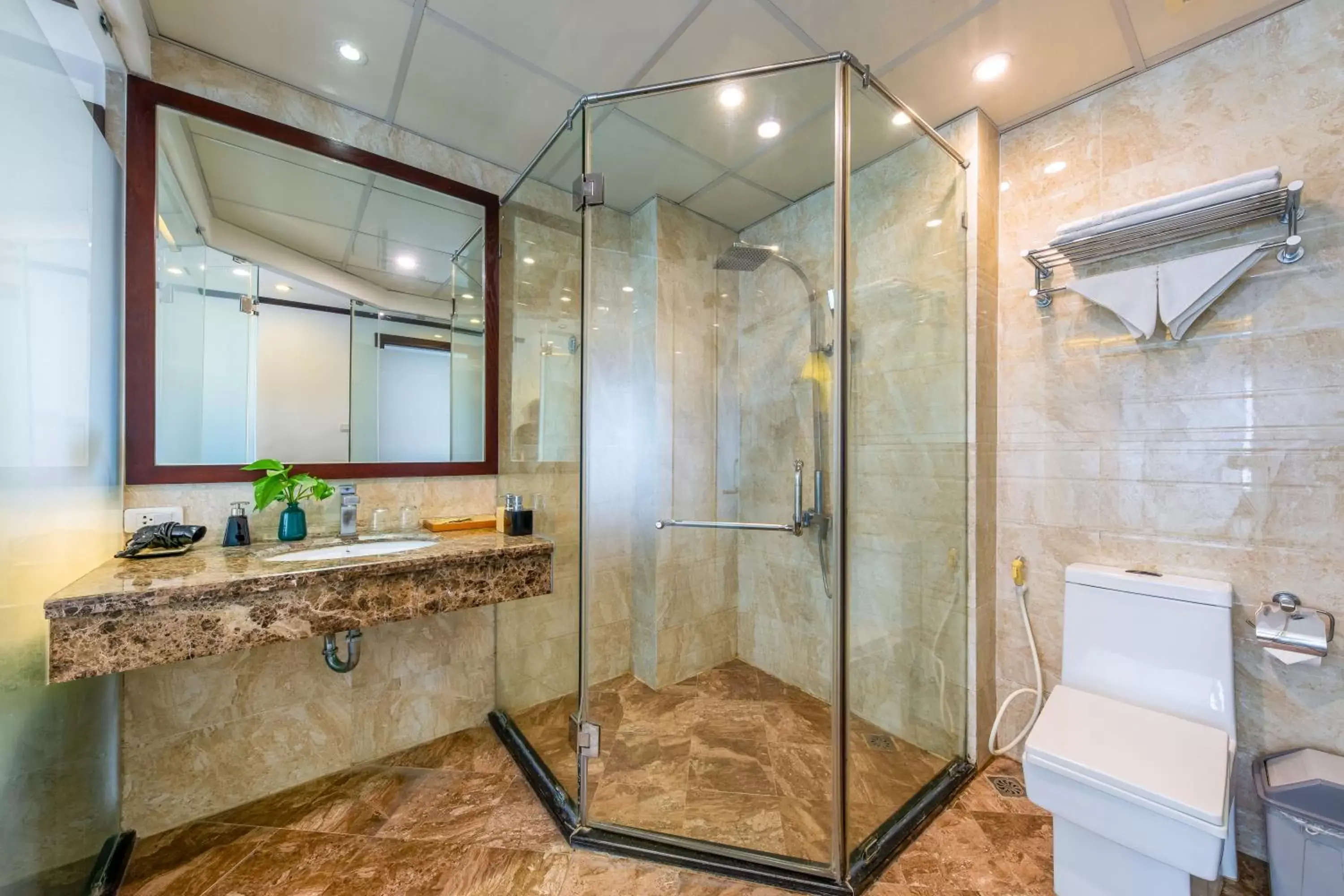 Shower, Bathroom in Babylon Grand Hotel & Spa