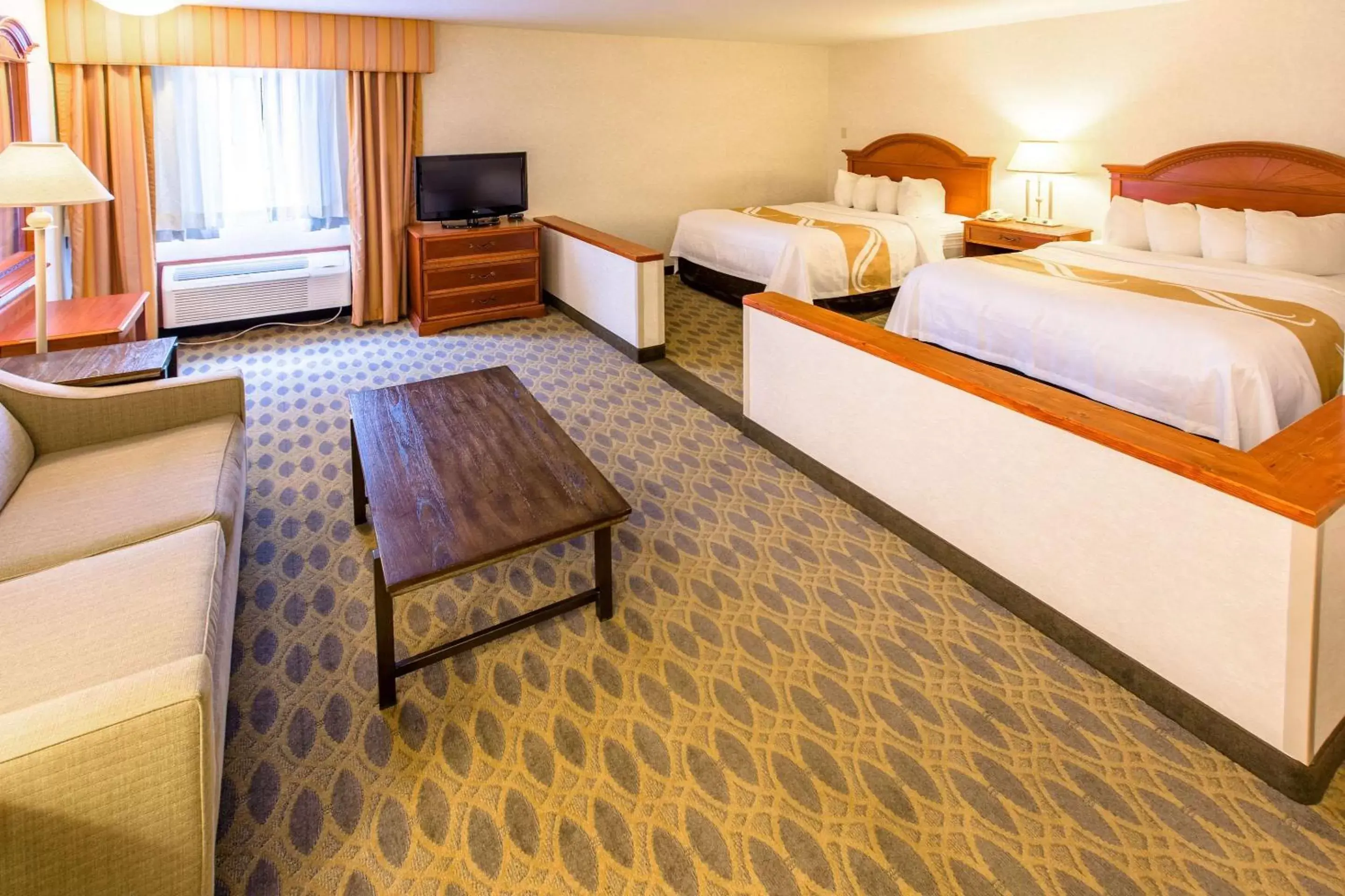 Photo of the whole room, Bed in Quality Inn & Suites - University
