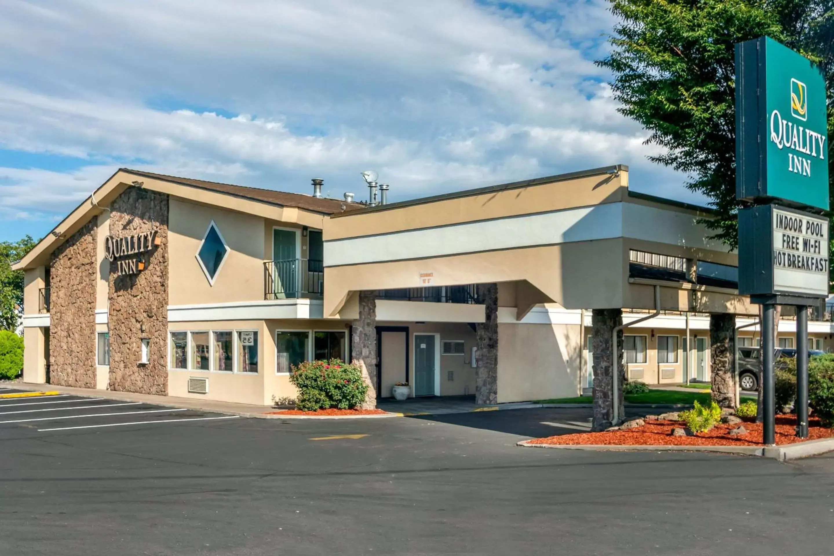 Property building in Quality Inn Klamath Falls - Crater Lake Gateway