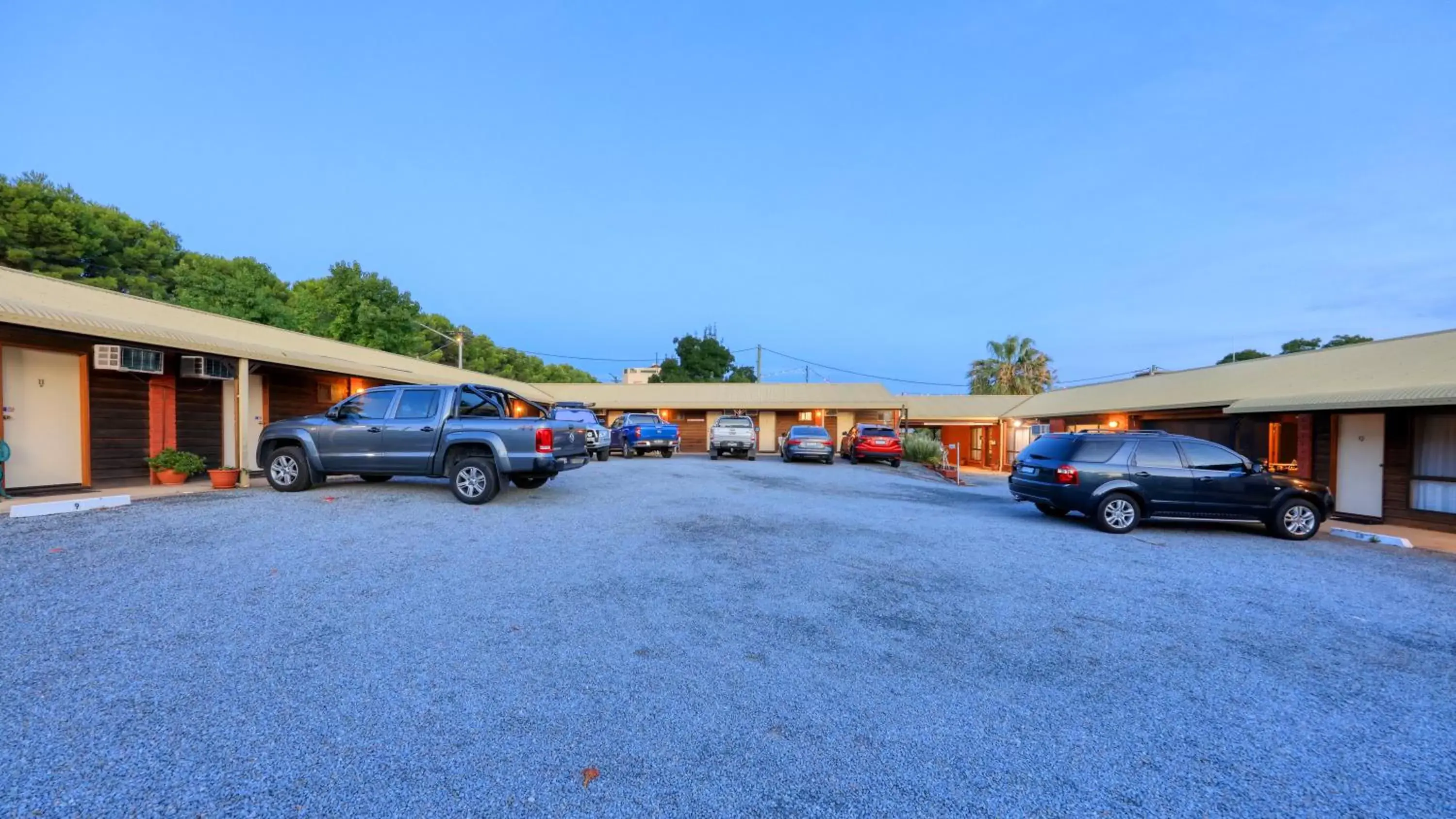 Parking, Property Building in Country Roads Motor Inn