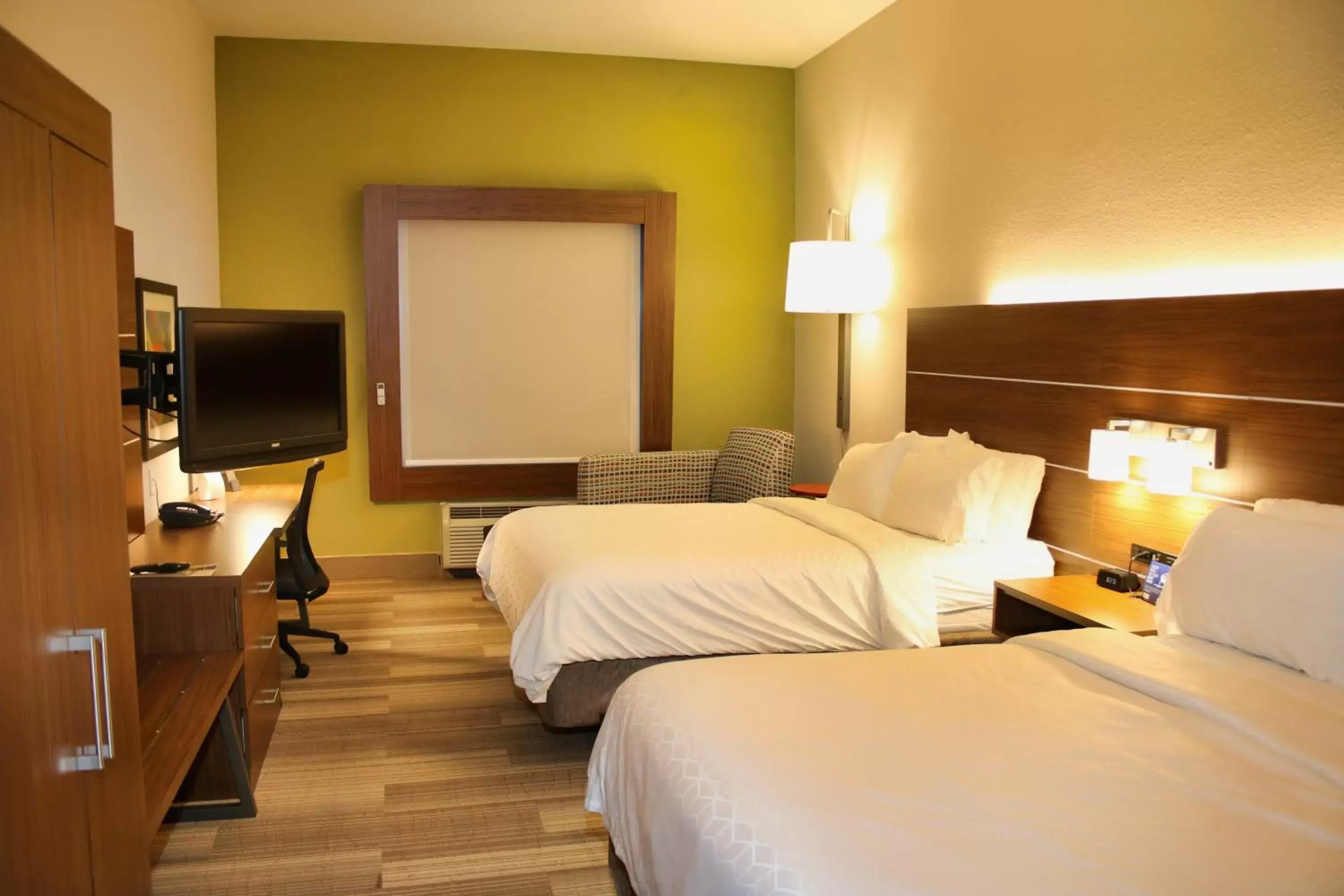 Photo of the whole room, Bed in Holiday Inn Express, an IHG Hotel