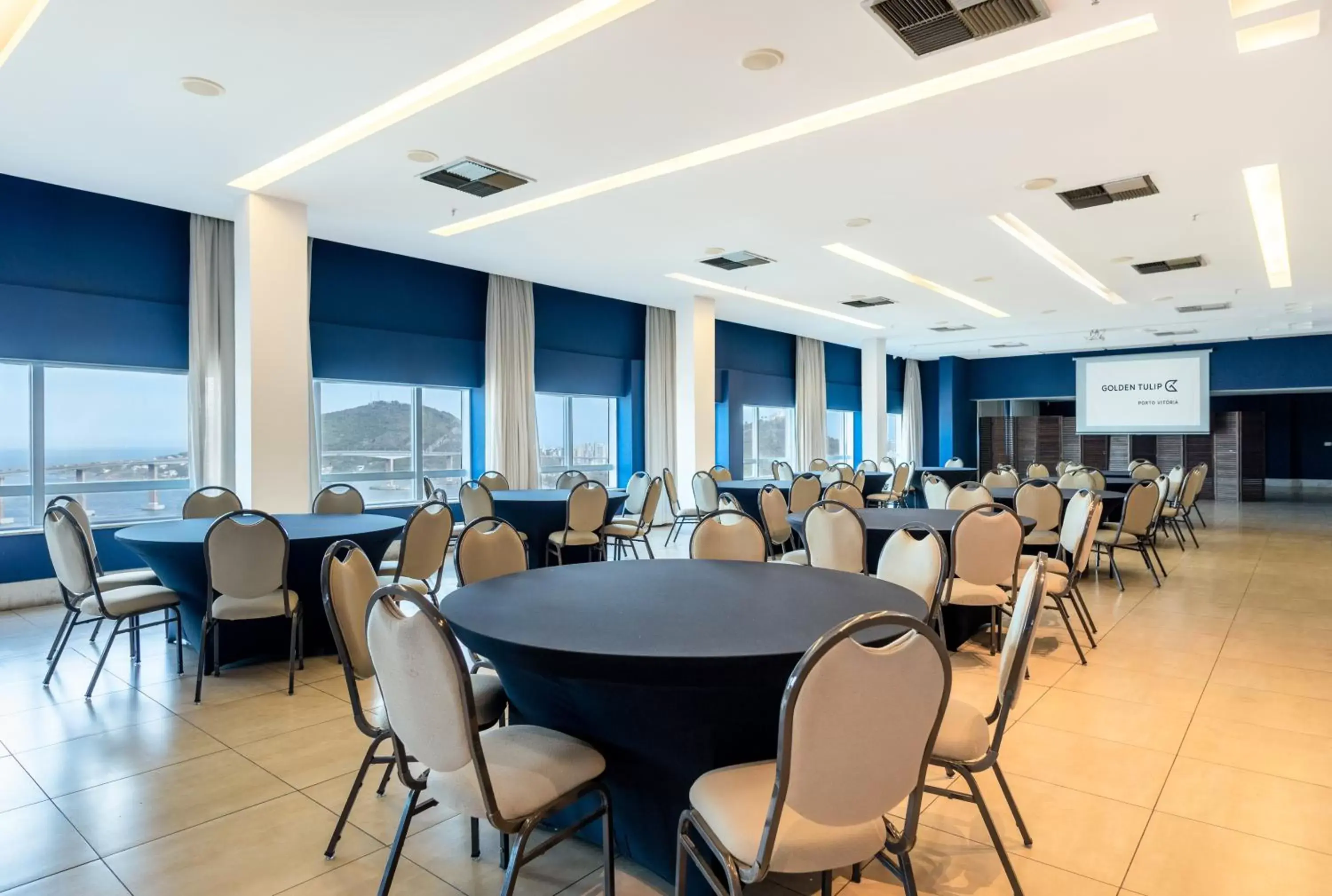 Meeting/conference room, Restaurant/Places to Eat in Golden Tulip Porto Vitória