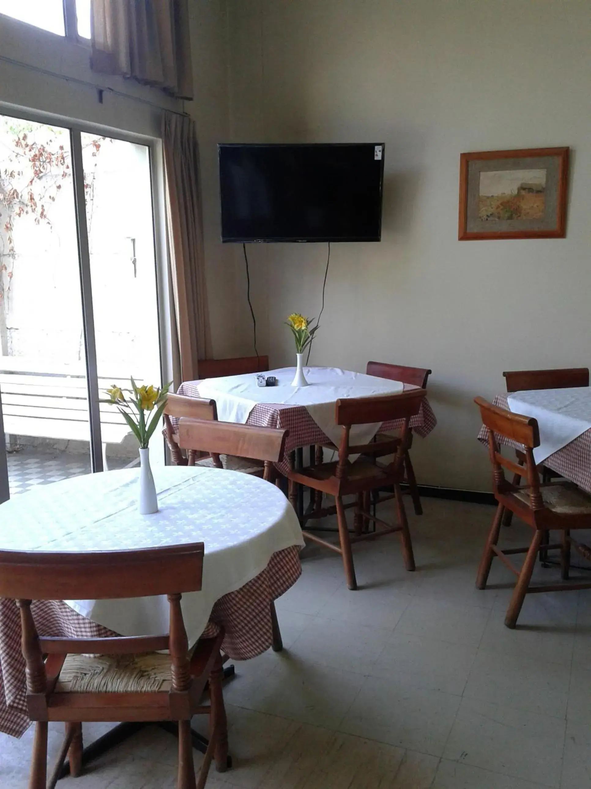 Restaurant/places to eat, TV/Entertainment Center in Hostal Americano