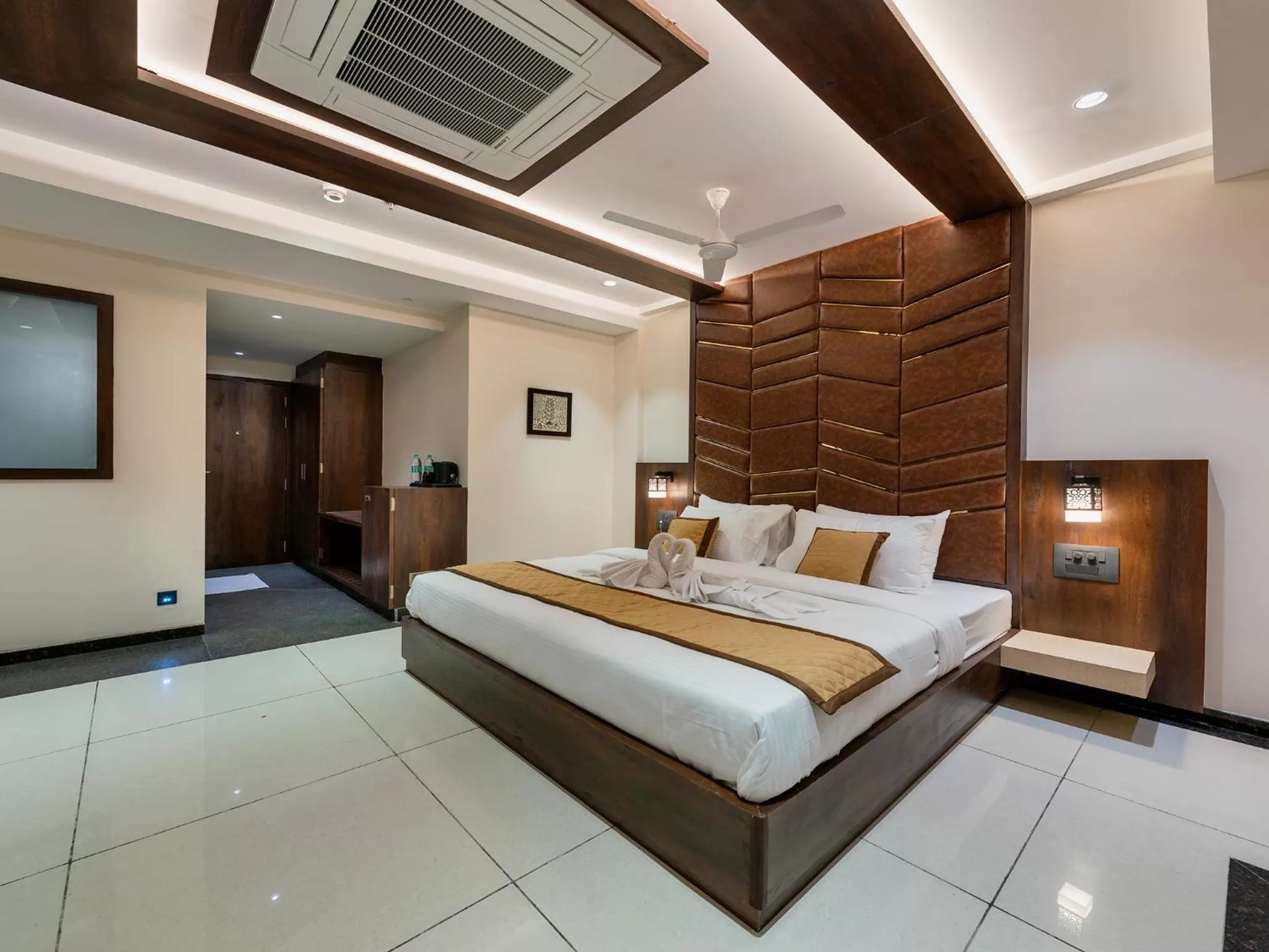 Photo of the whole room, Bed in Golden Leaf Resort