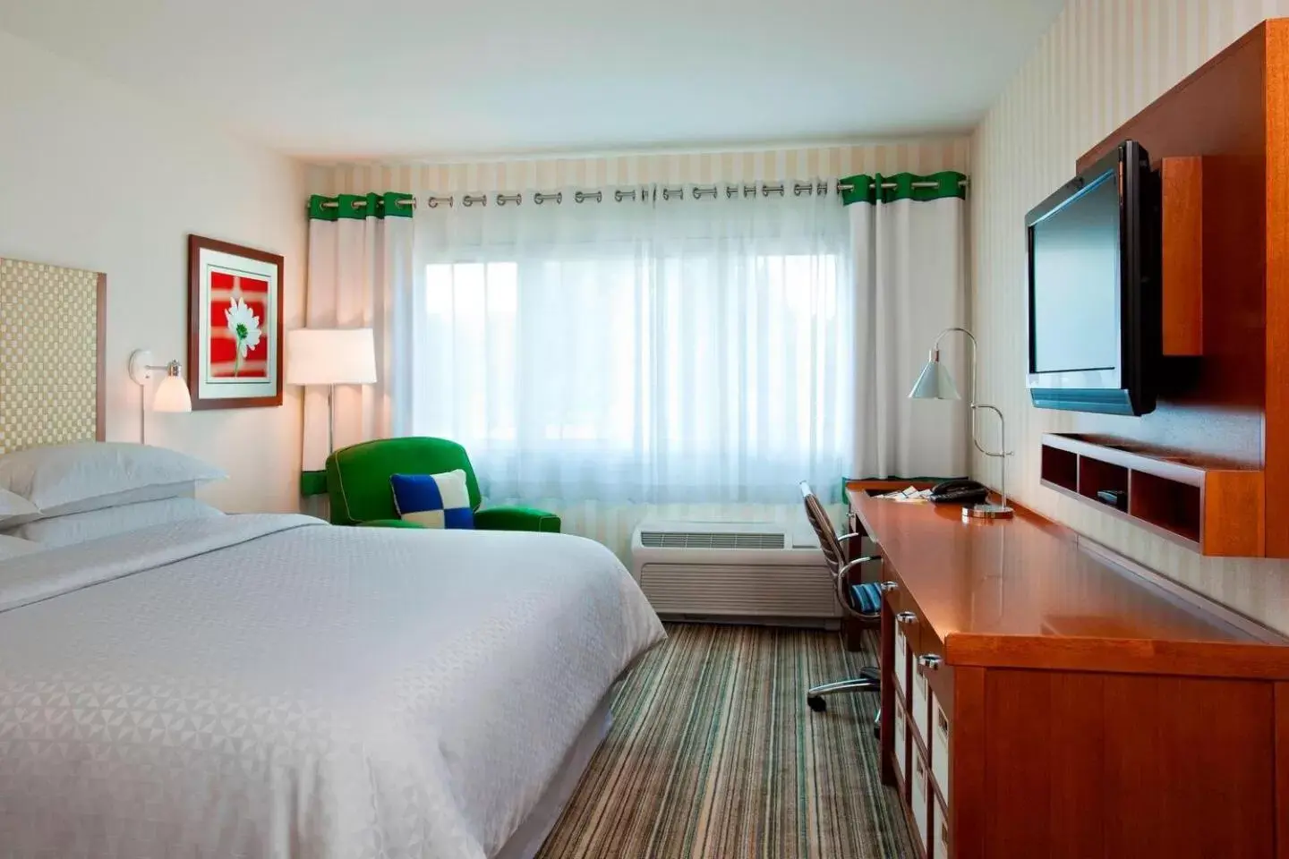 Bedroom, TV/Entertainment Center in Holiday Inn Express Columbus Airport Easton