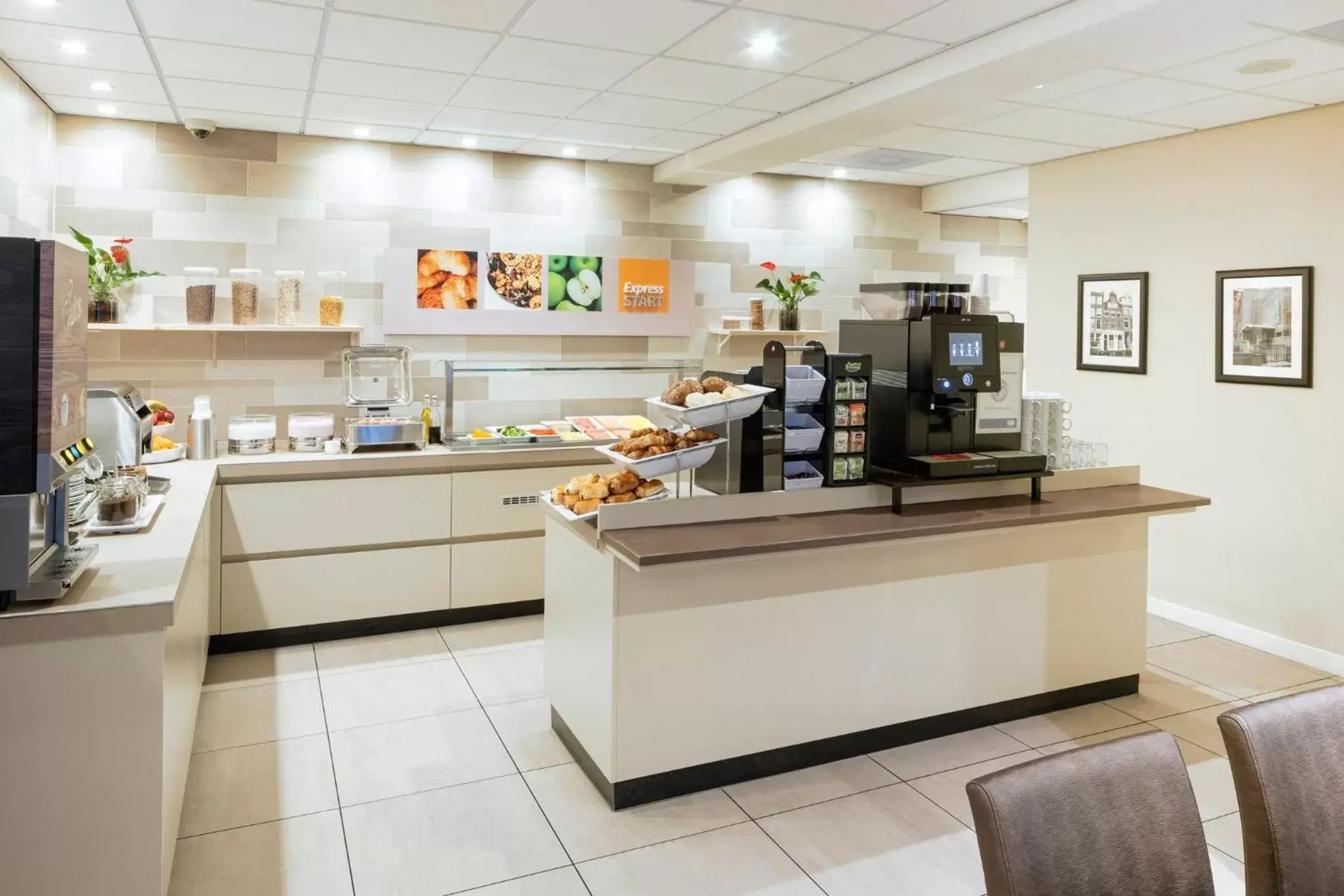 Restaurant/places to eat in Holiday Inn Express Amsterdam - South, an IHG Hotel