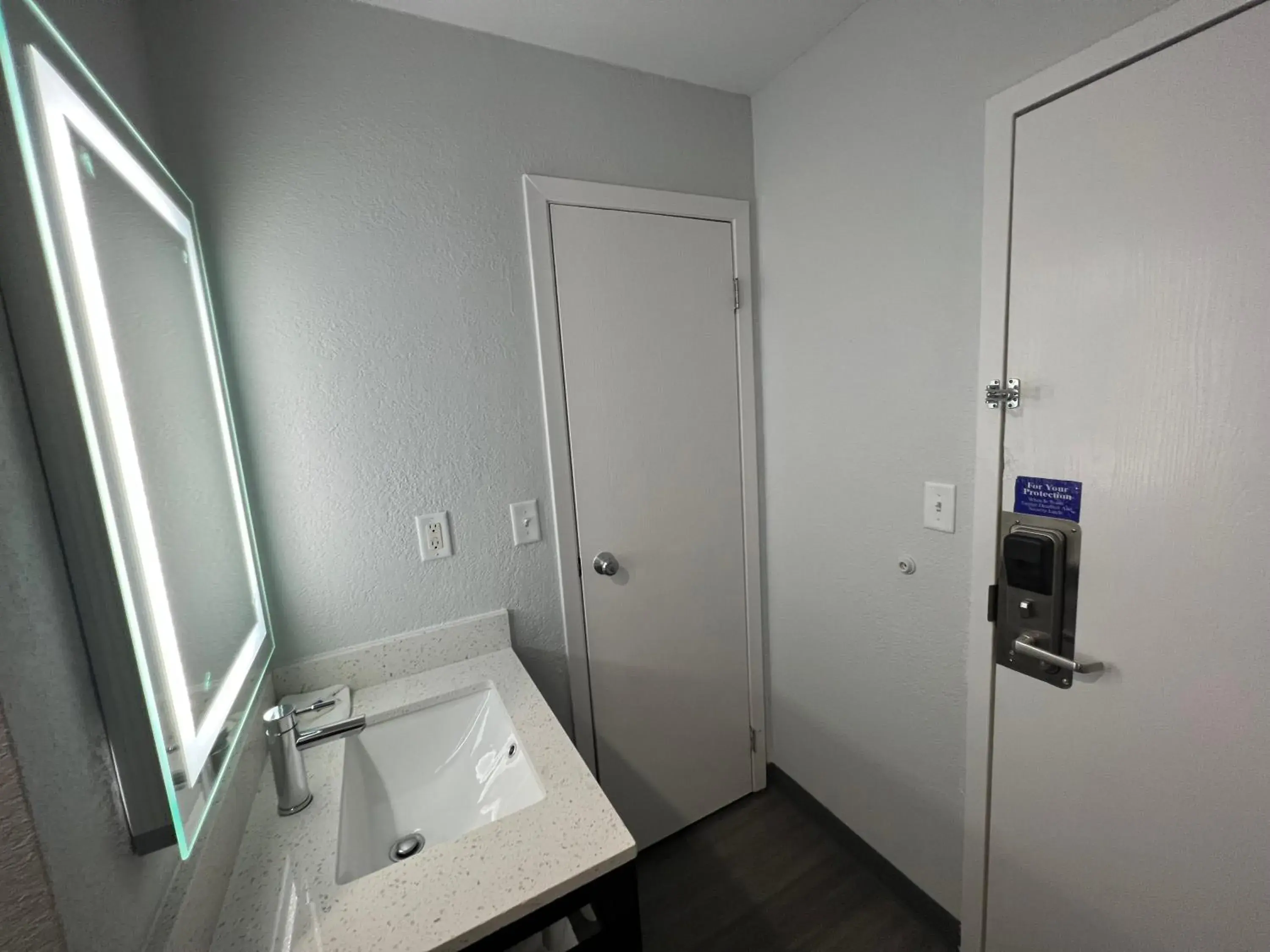 Bathroom in Motel 6-Altoona, IA - Des Moines East