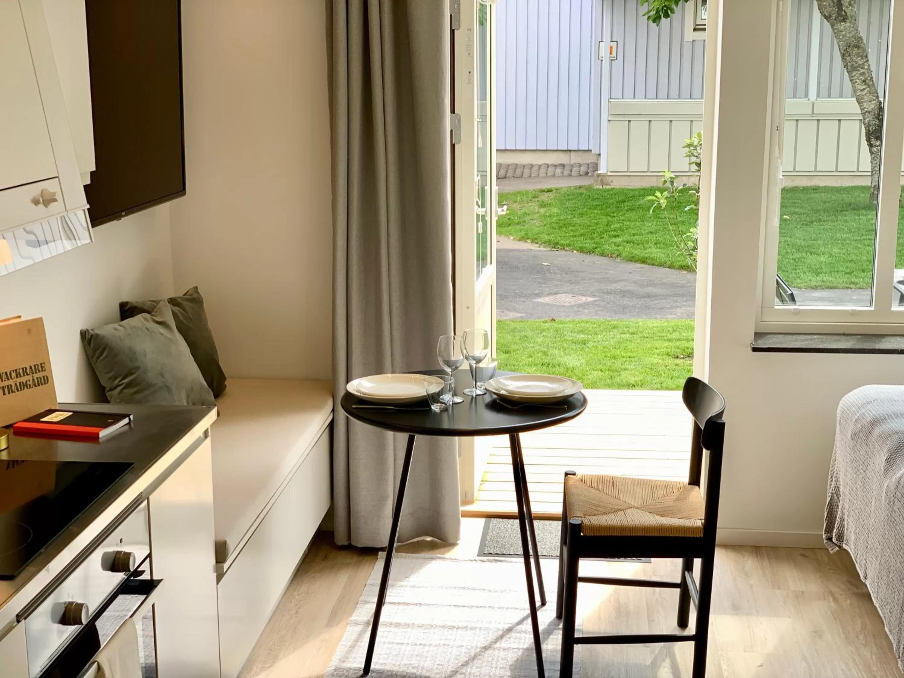 Easy Livin' Apartment Hotel