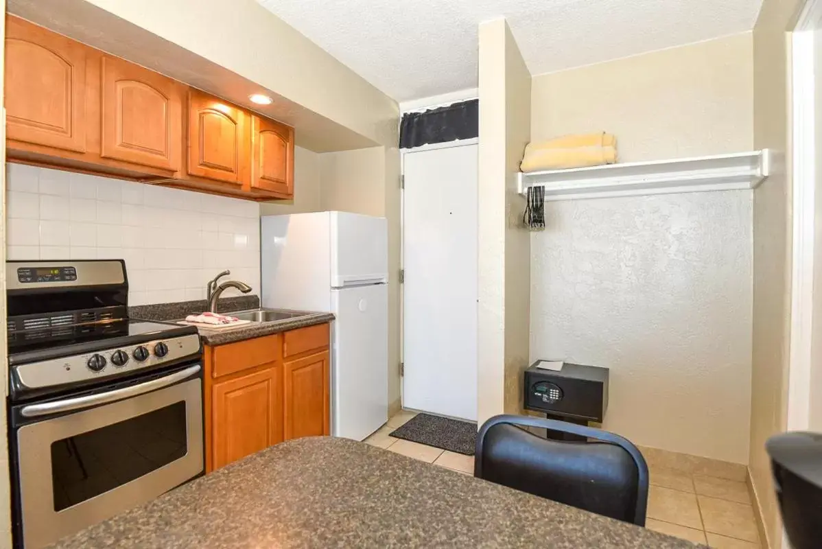 Kitchen/Kitchenette in Cove Motel Oceanfront