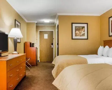 Bed in Clarion Hotel & Suites Riverfront Oswego