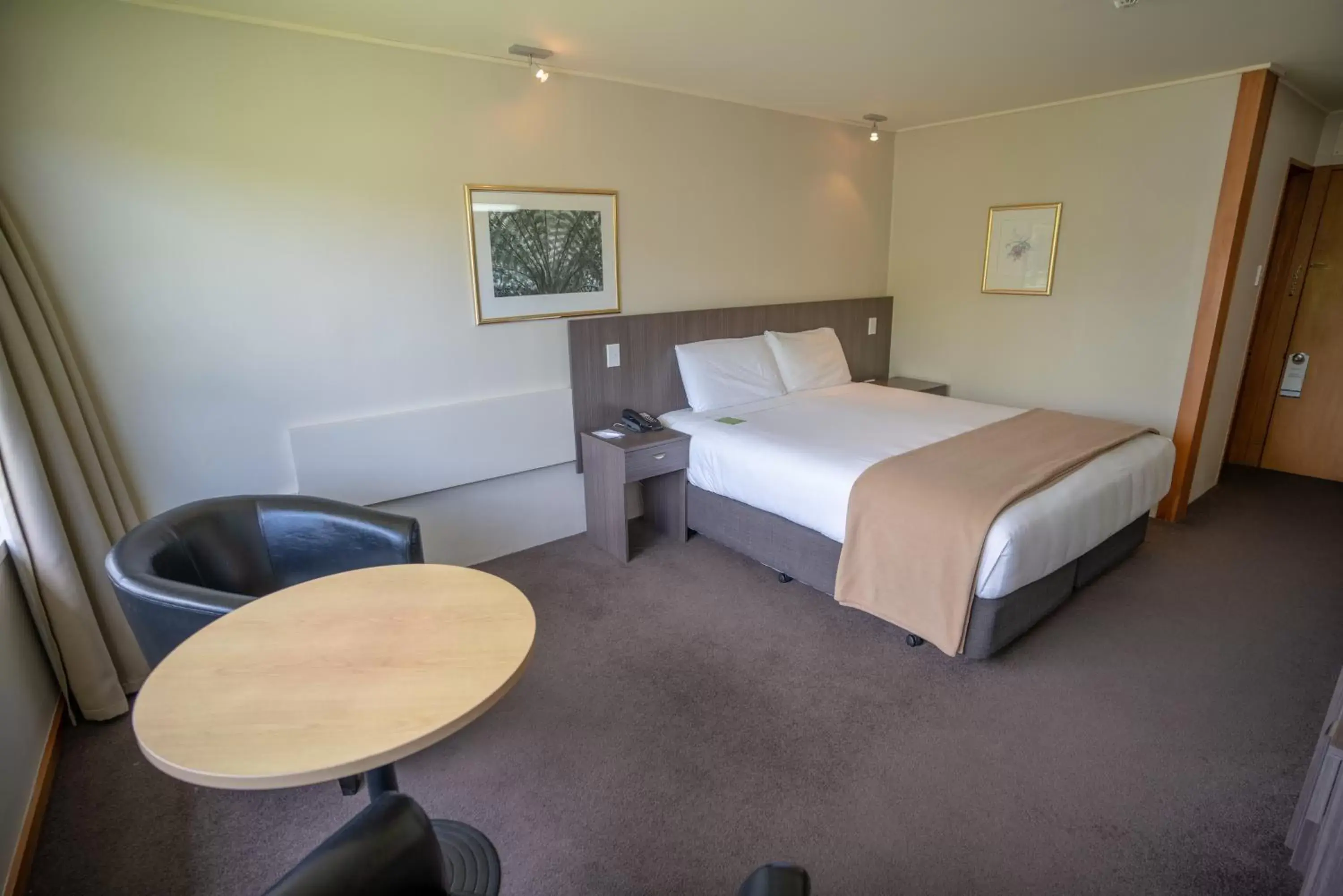 Bed in Kingsgate Hotel Te Anau