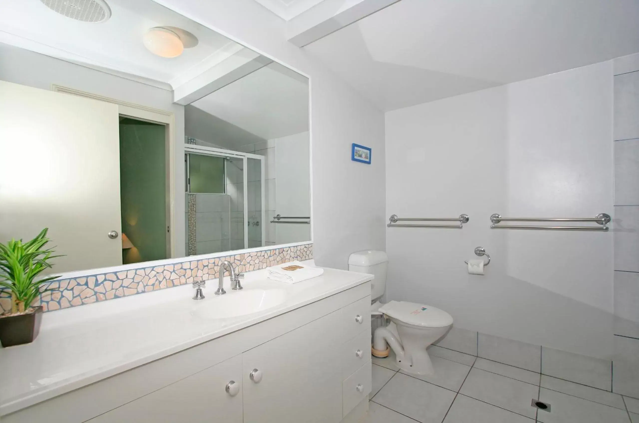 Photo of the whole room, Bathroom in Coral Beach Noosa Resort