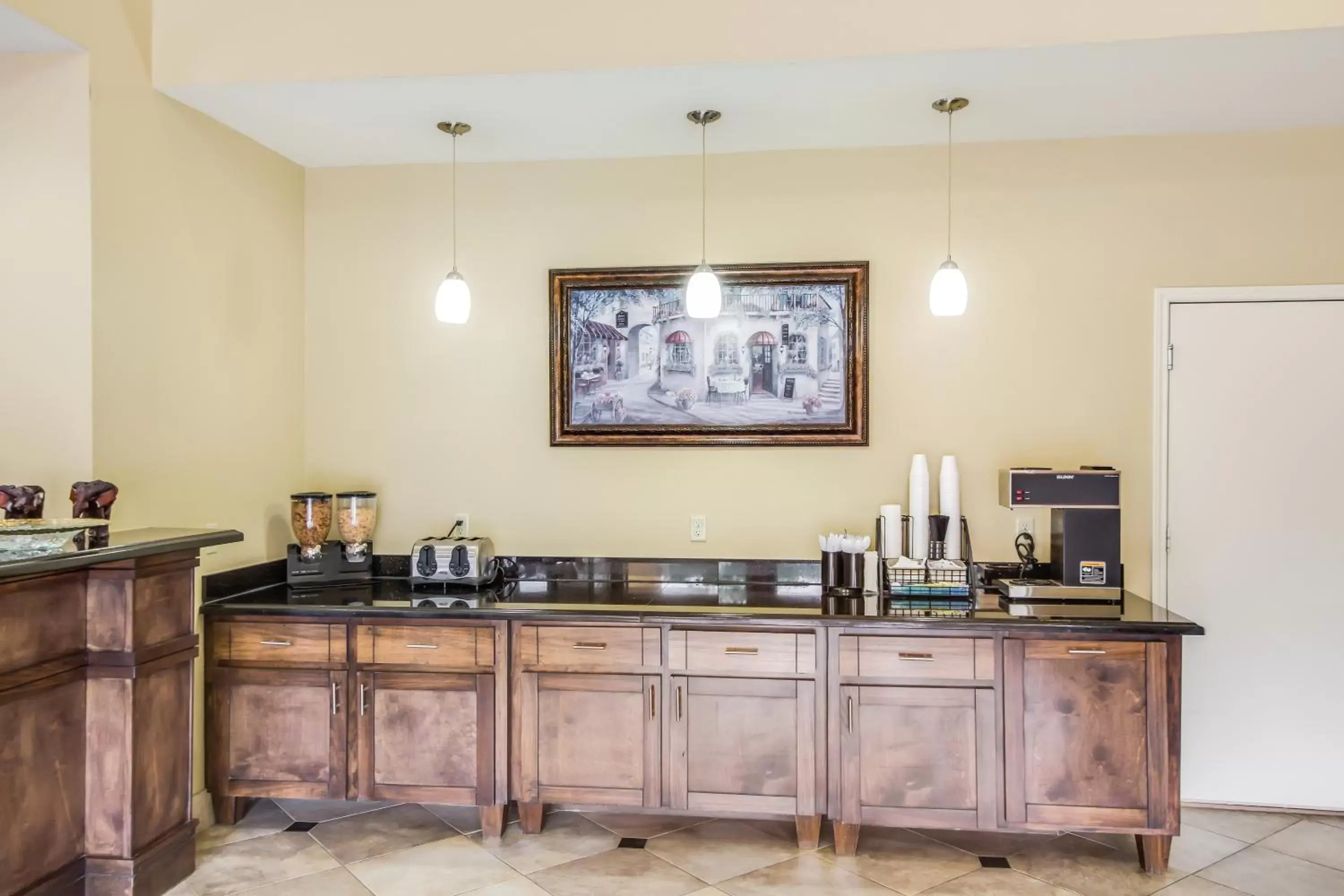 Breakfast, Kitchen/Kitchenette in Americas Best Value Inn & Suites Tomball