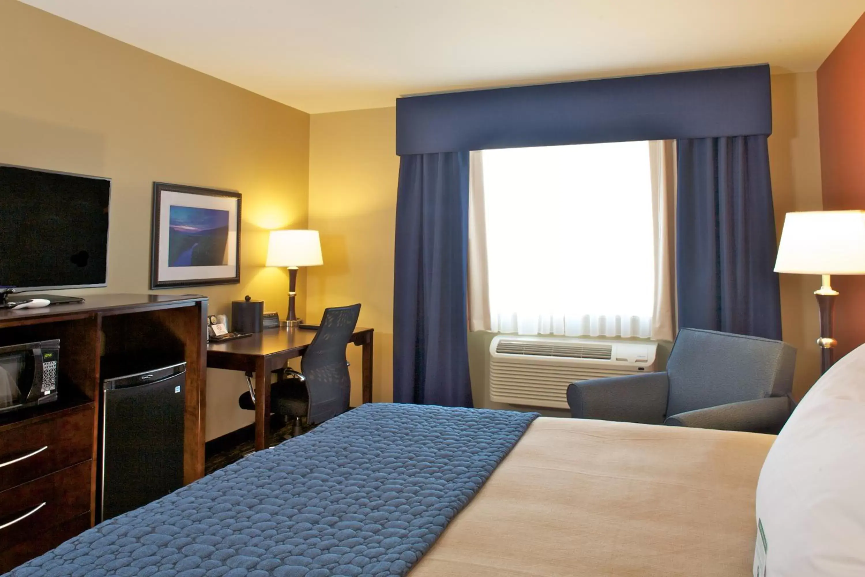 Photo of the whole room, Bed in Grandstay Hotel & Suites Mount Horeb - Madison