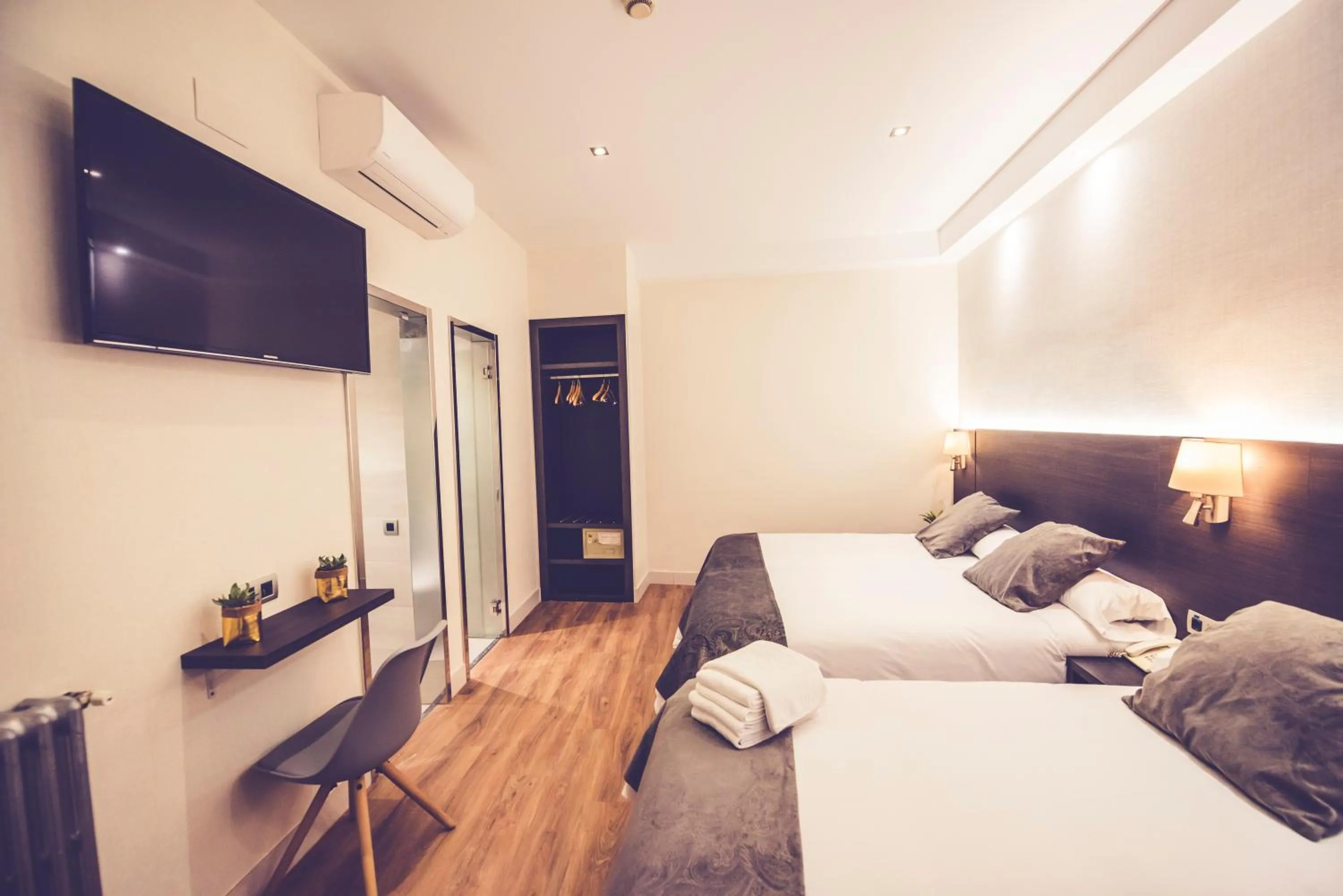 TV and multimedia, Bed in Hostal Marlasca