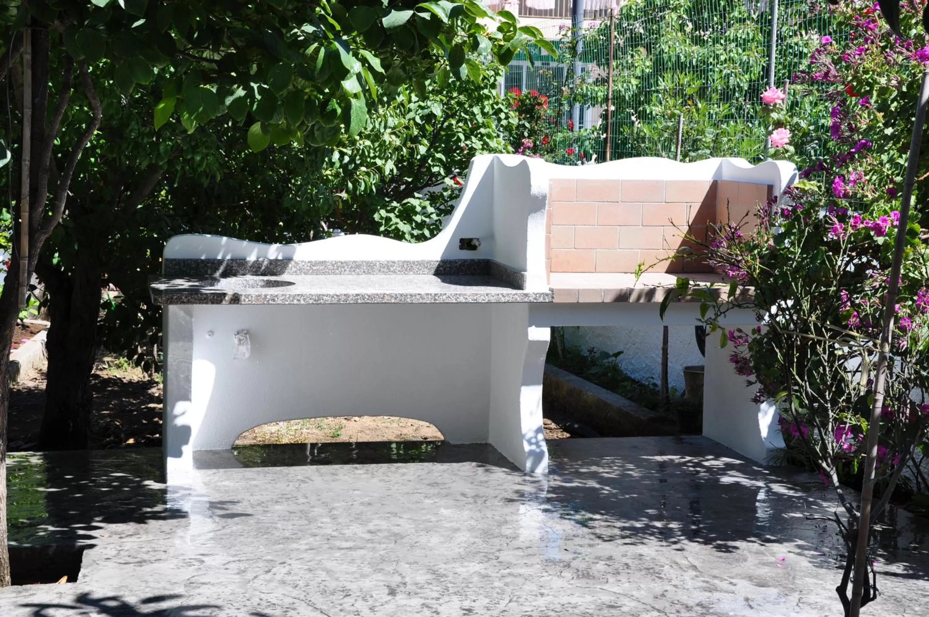 BBQ facilities in B&B Les Chambres Rooms & Suite