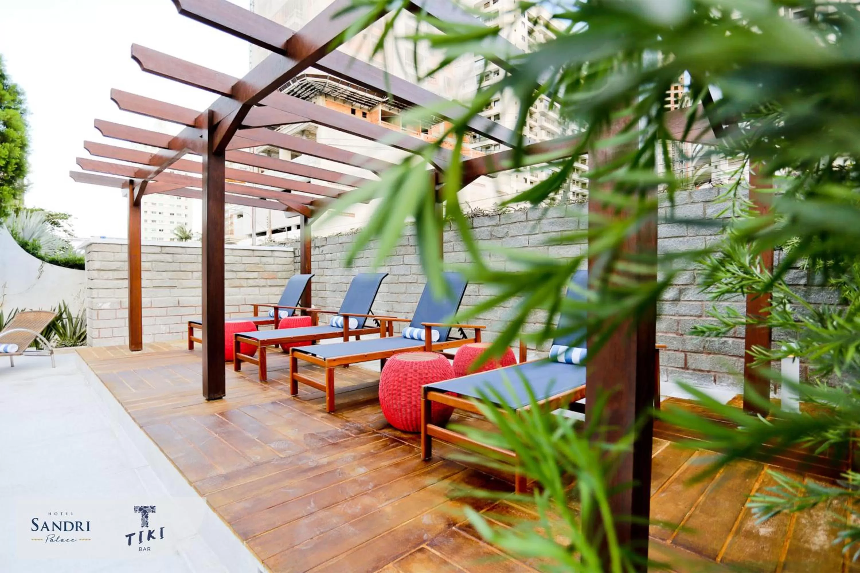 Swimming pool in Sandri Palace Hotel