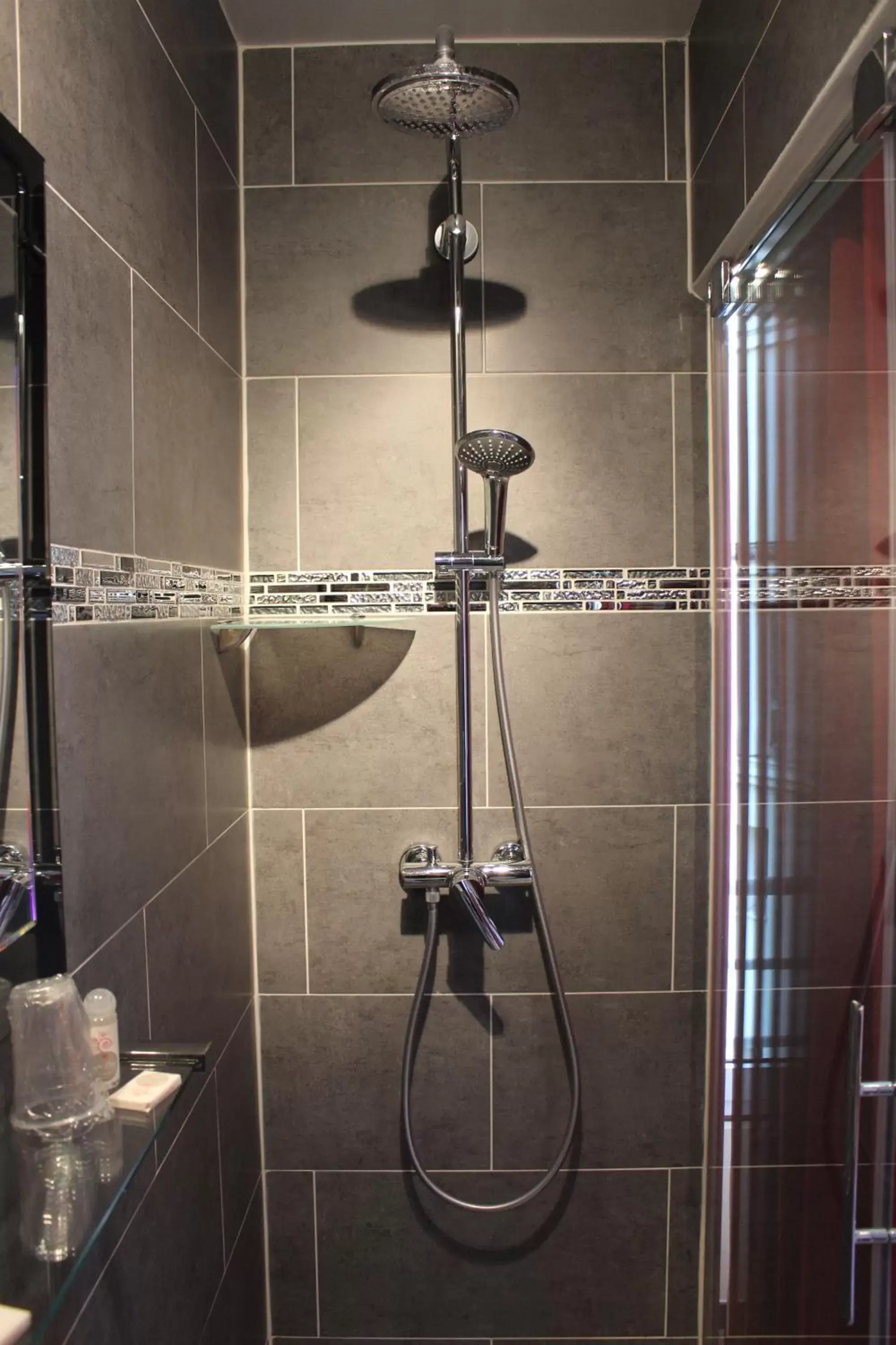 Shower, Bathroom in Hôtel des Buttes Chaumont