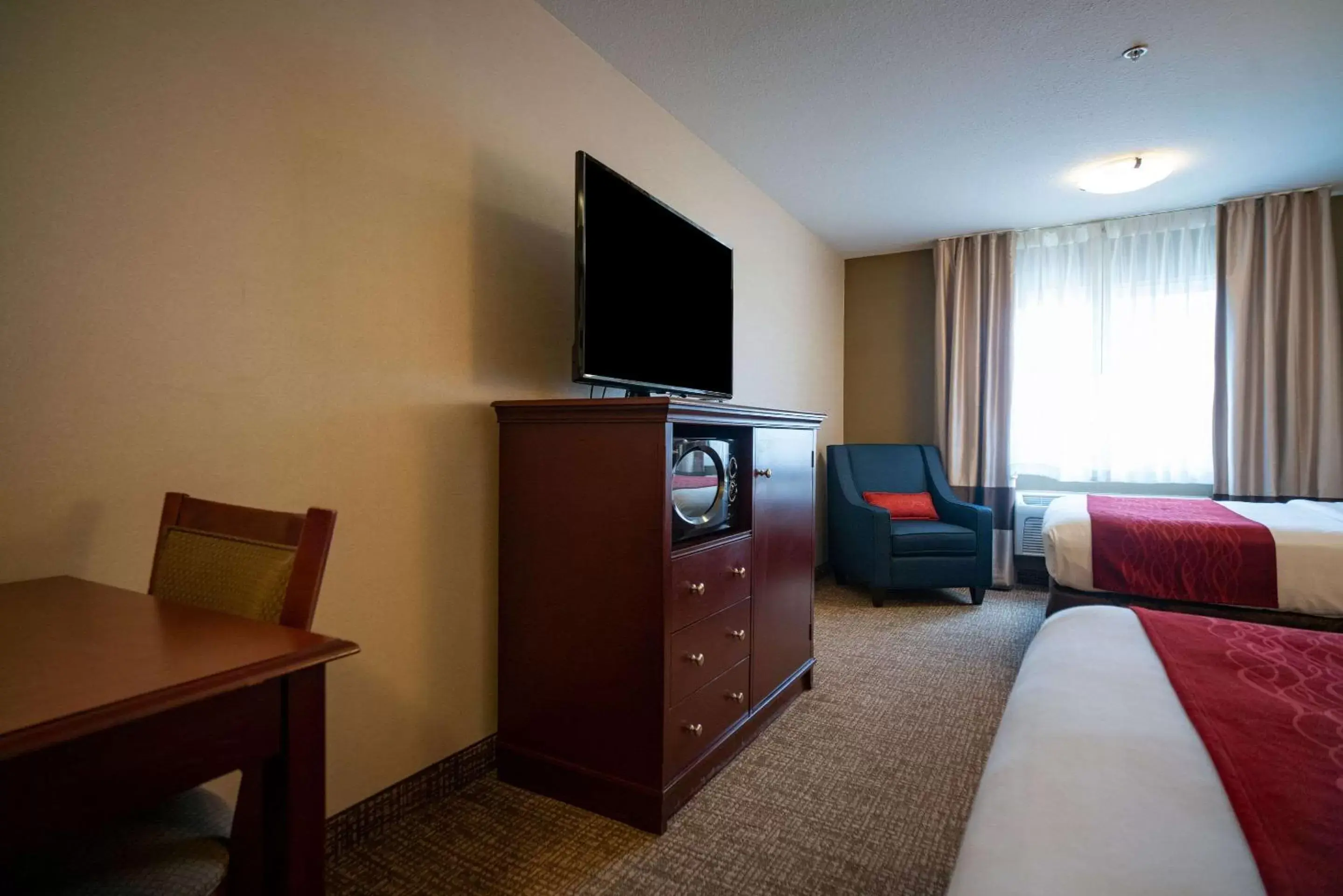 Photo of the whole room, TV/Entertainment Center in Comfort Inn Kennewick Richland