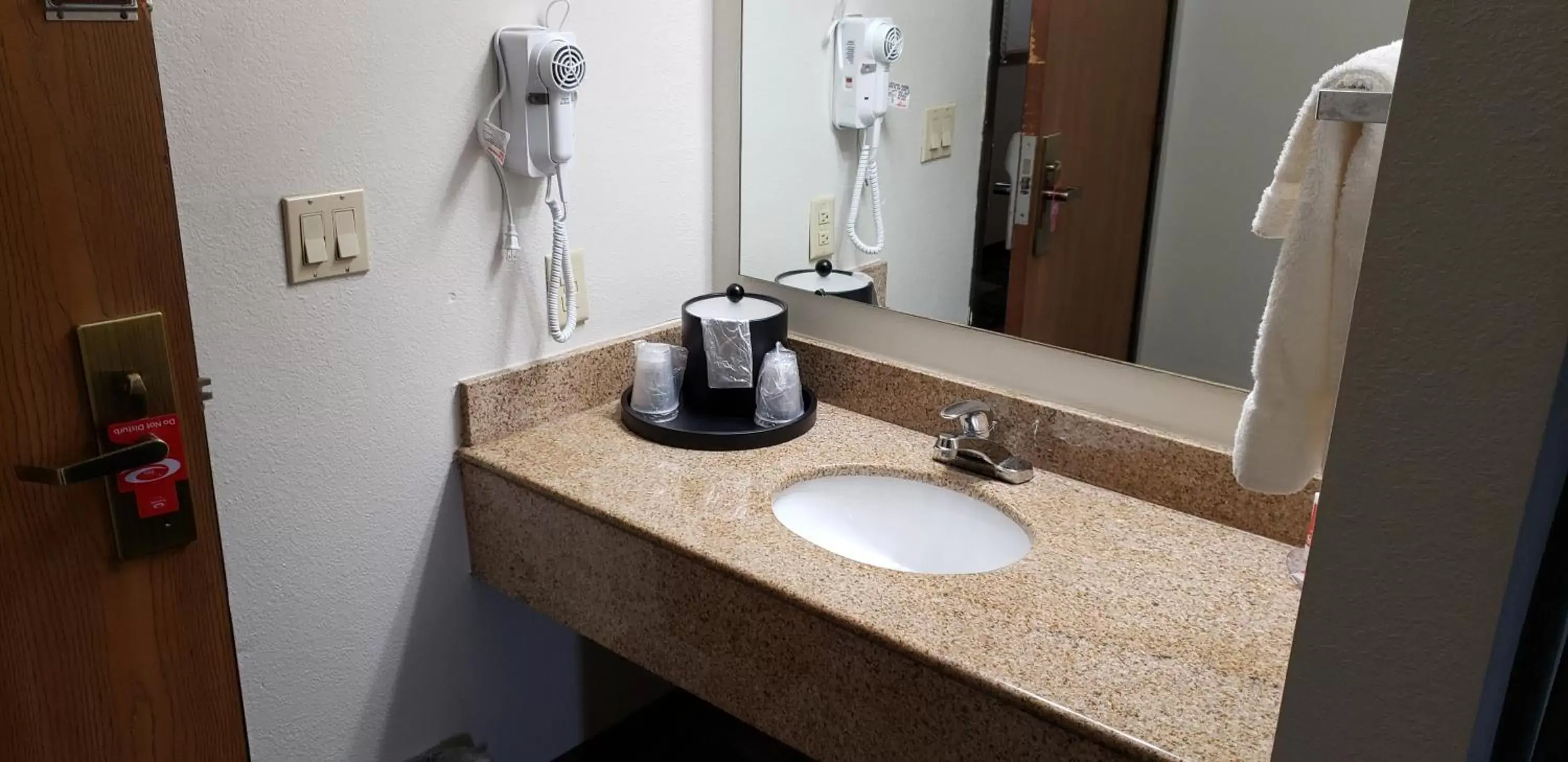 Bathroom in Econo Lodge Airport
