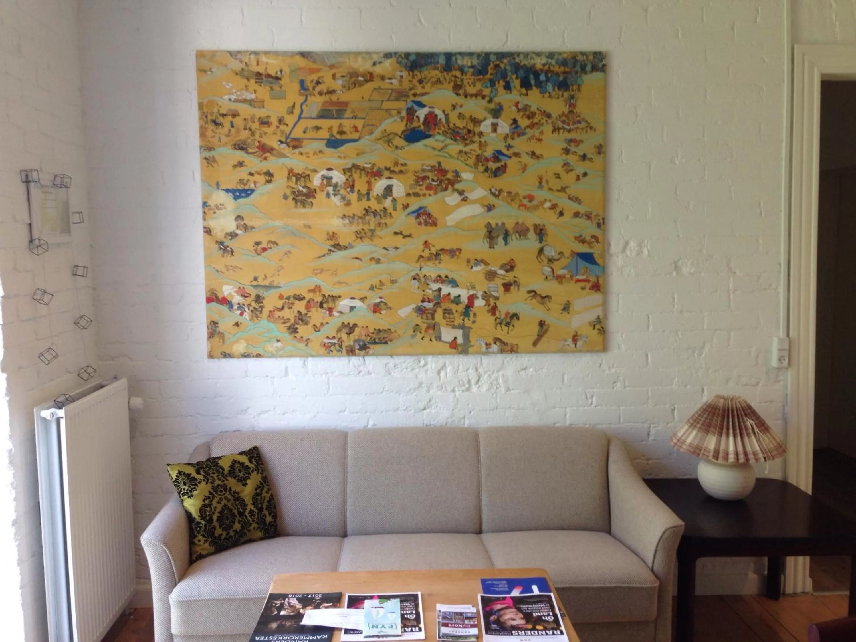 Communal lounge/ TV room in Davaa's Bed & Breakfast