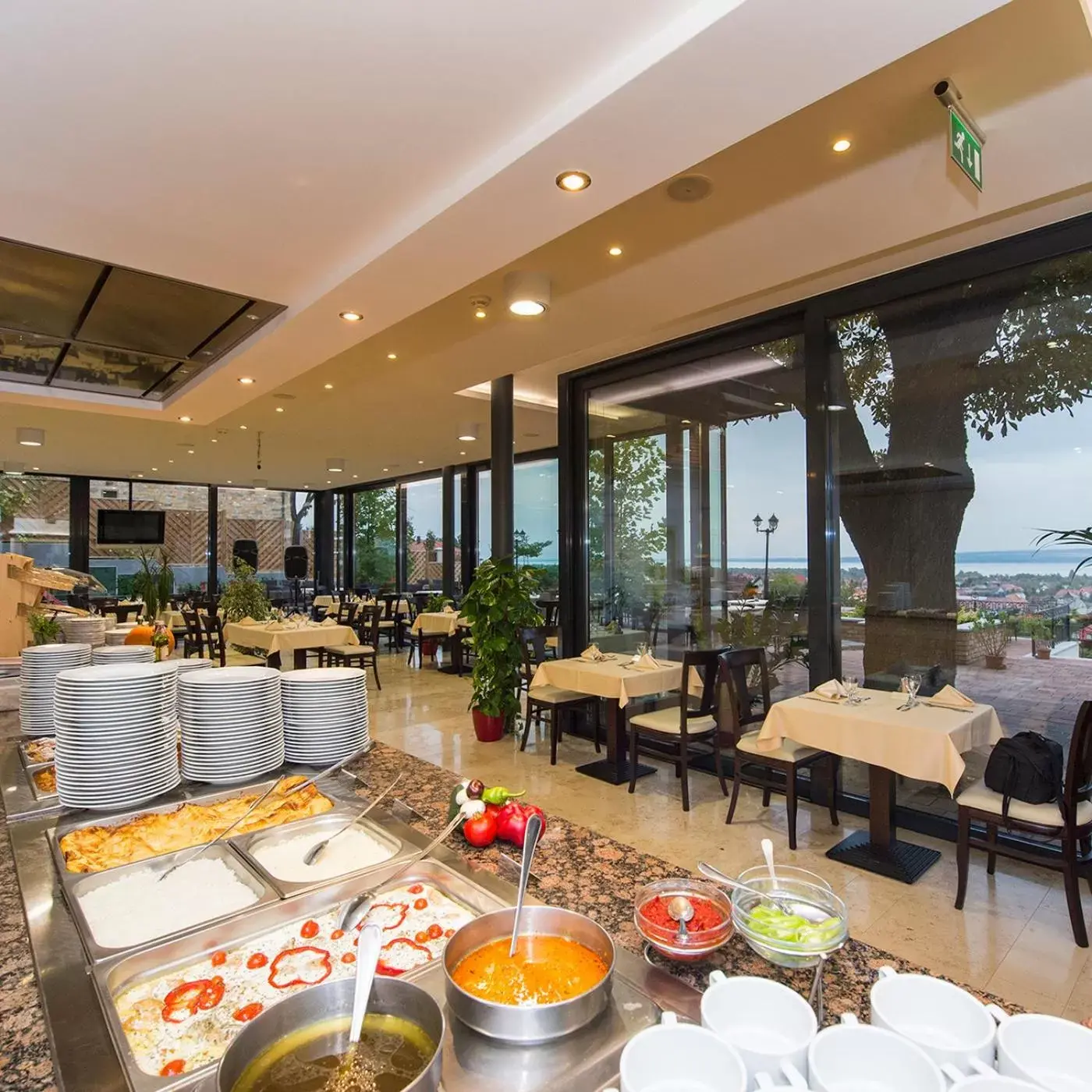 Restaurant/Places to Eat in Zenit Wellness Hotel Balaton