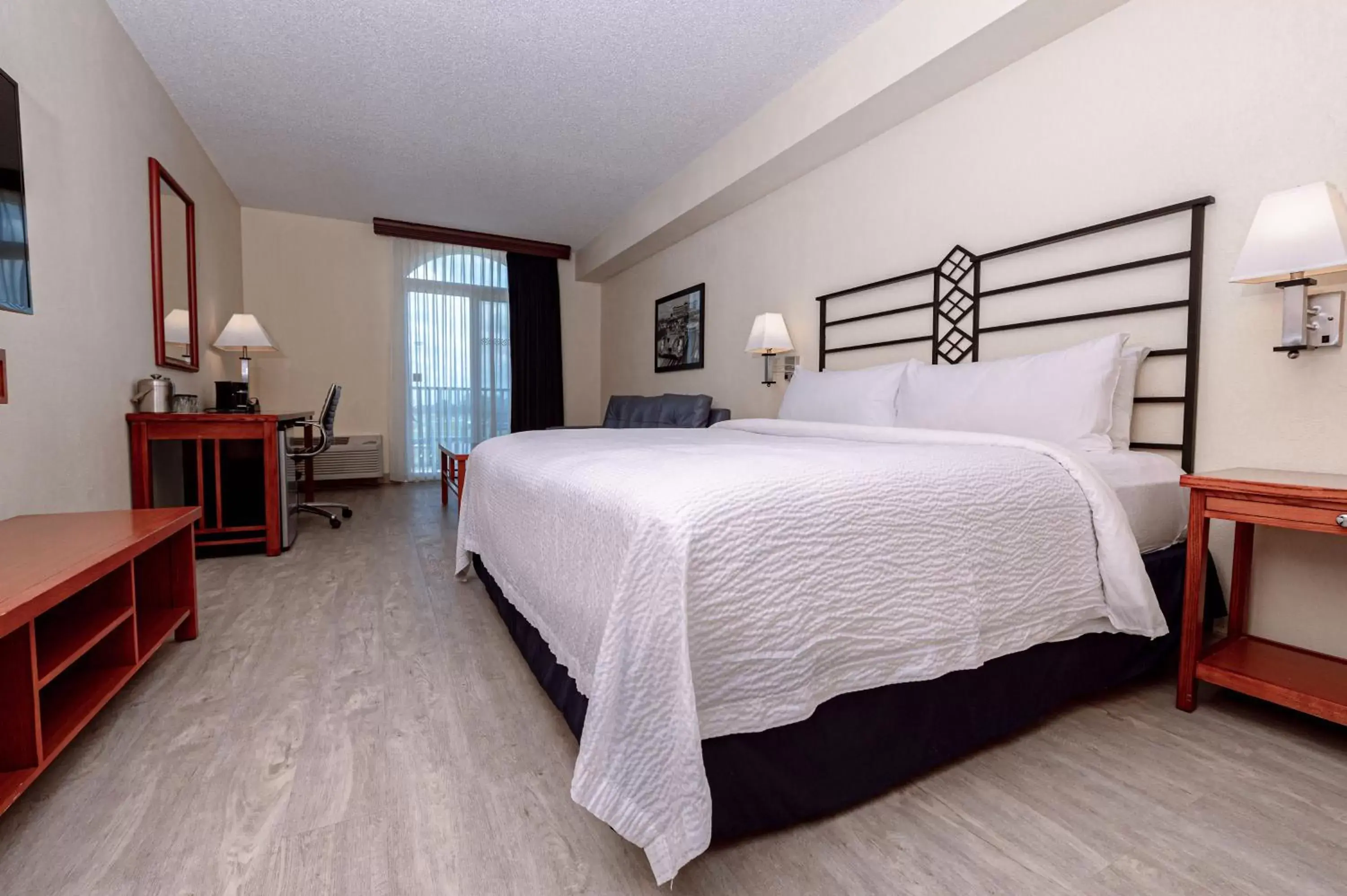 Photo of the whole room, Bed in SEVEN Sebring Raceway Hotel