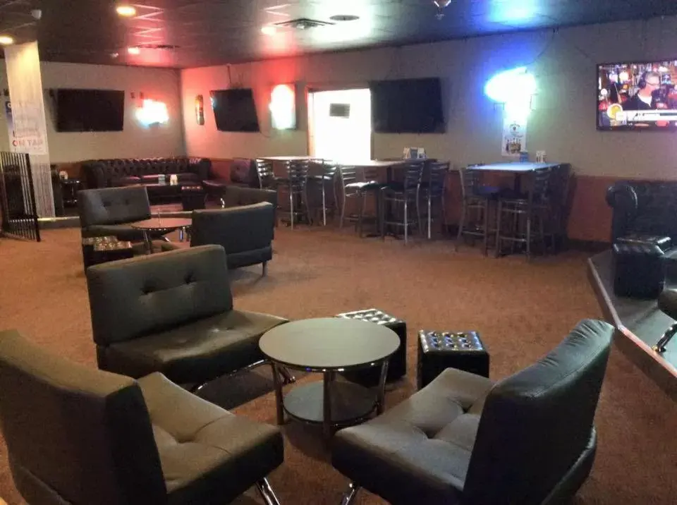 Lounge or bar, Lounge/Bar in Boarders Inn & Suites by Cobblestone Hotels - Grand Island
