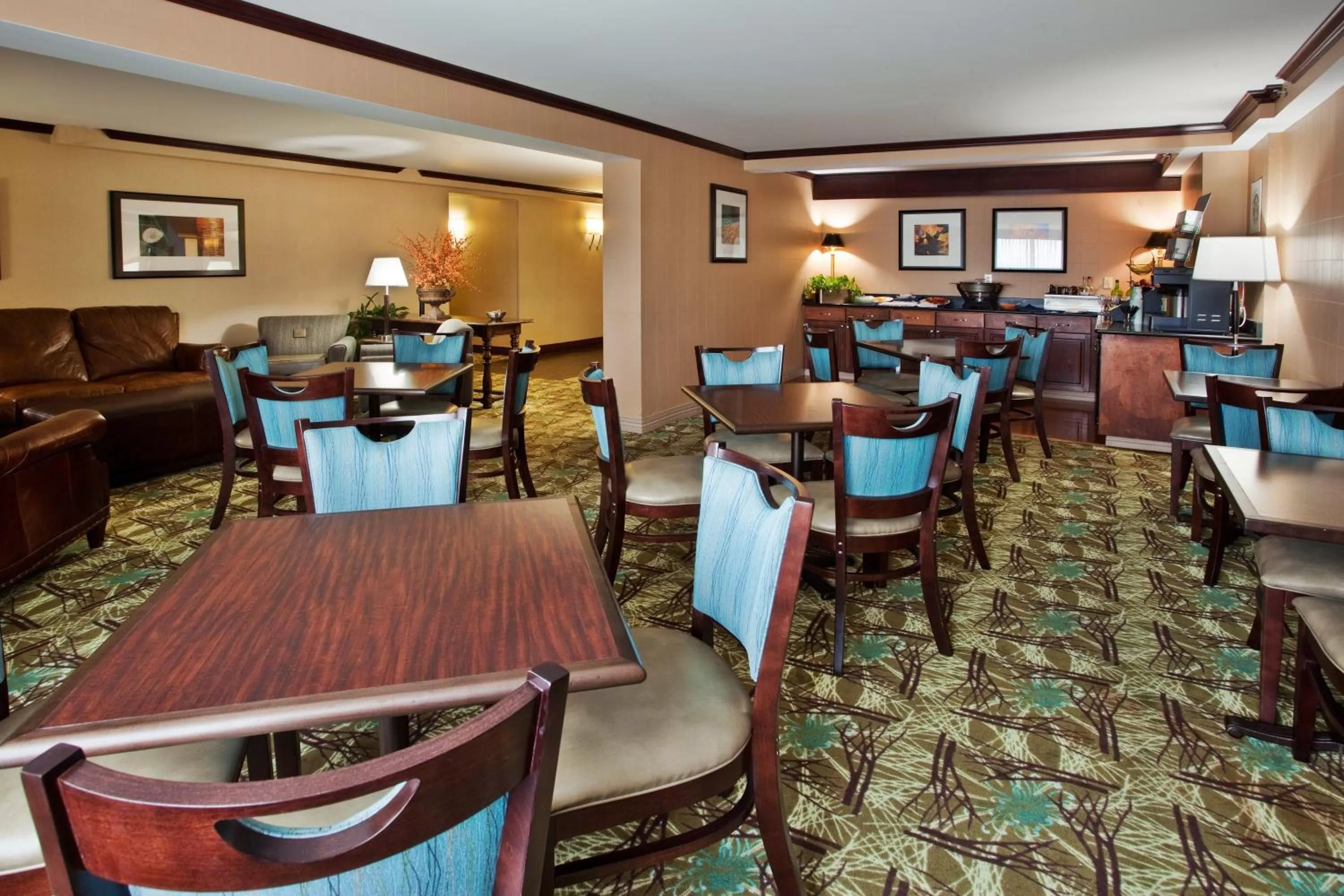 Lobby or reception in Ramada by Wyndham Cleveland Independence