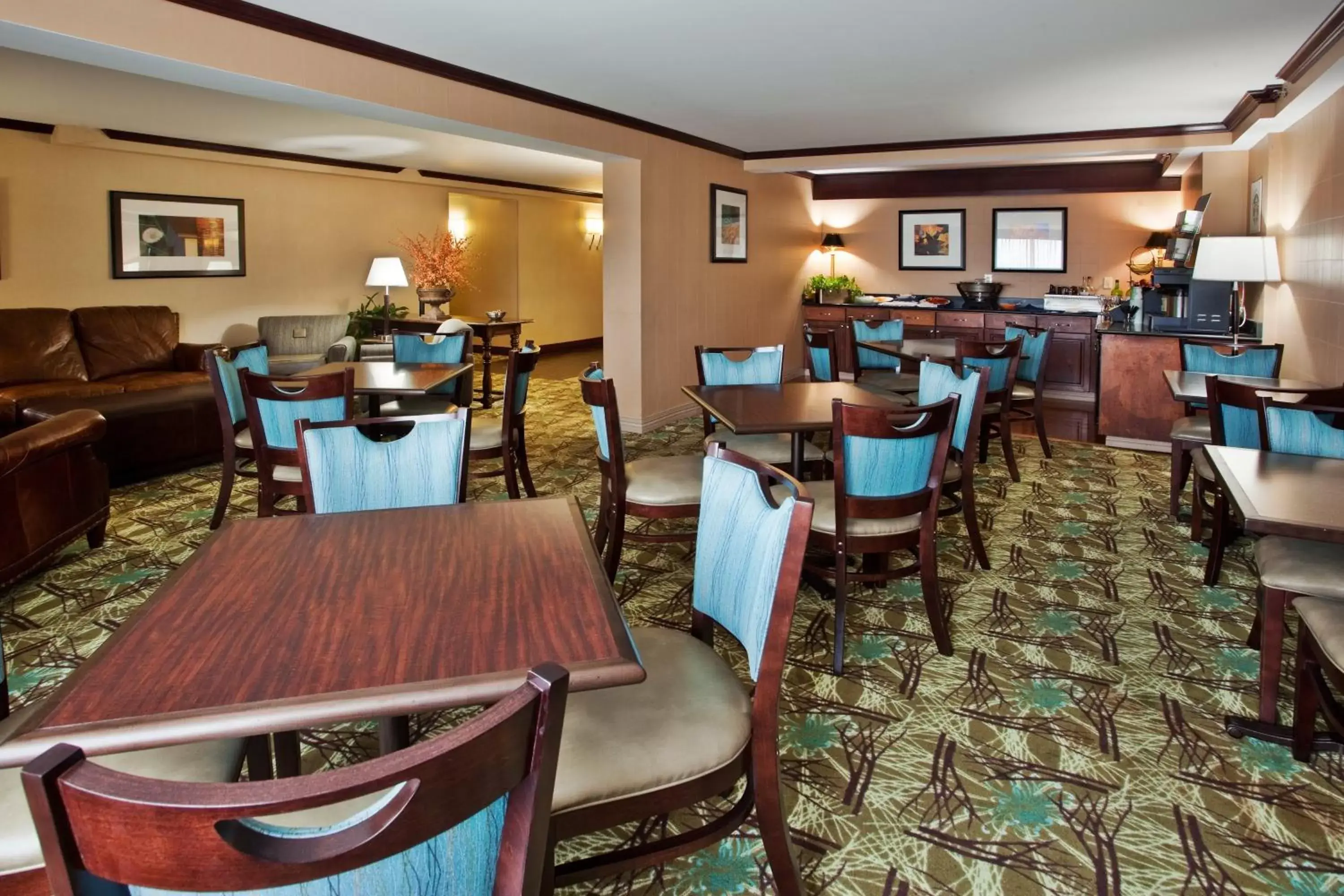 Lobby or reception, Restaurant/Places to Eat in Ramada by Wyndham Cleveland Independence