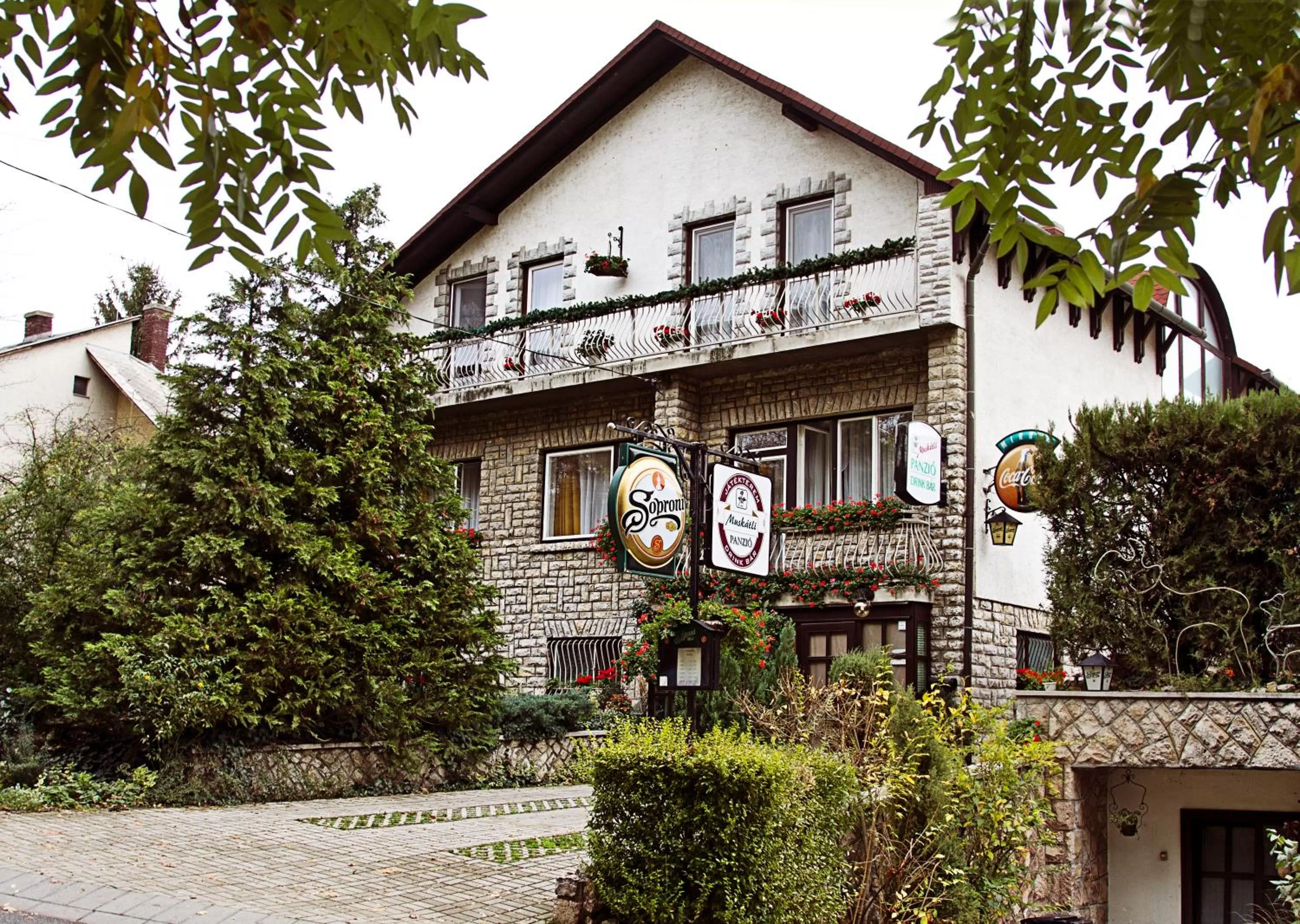 Ground Floor Triple Room in Muskátli Panzió