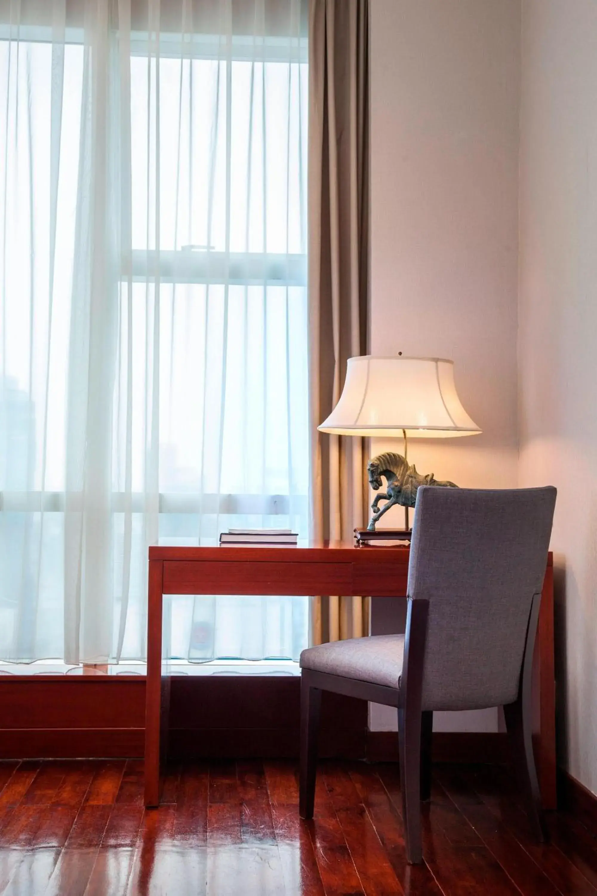 Bedroom, Seating Area in The Mayflower, Jakarta-Marriott Executive Apartments