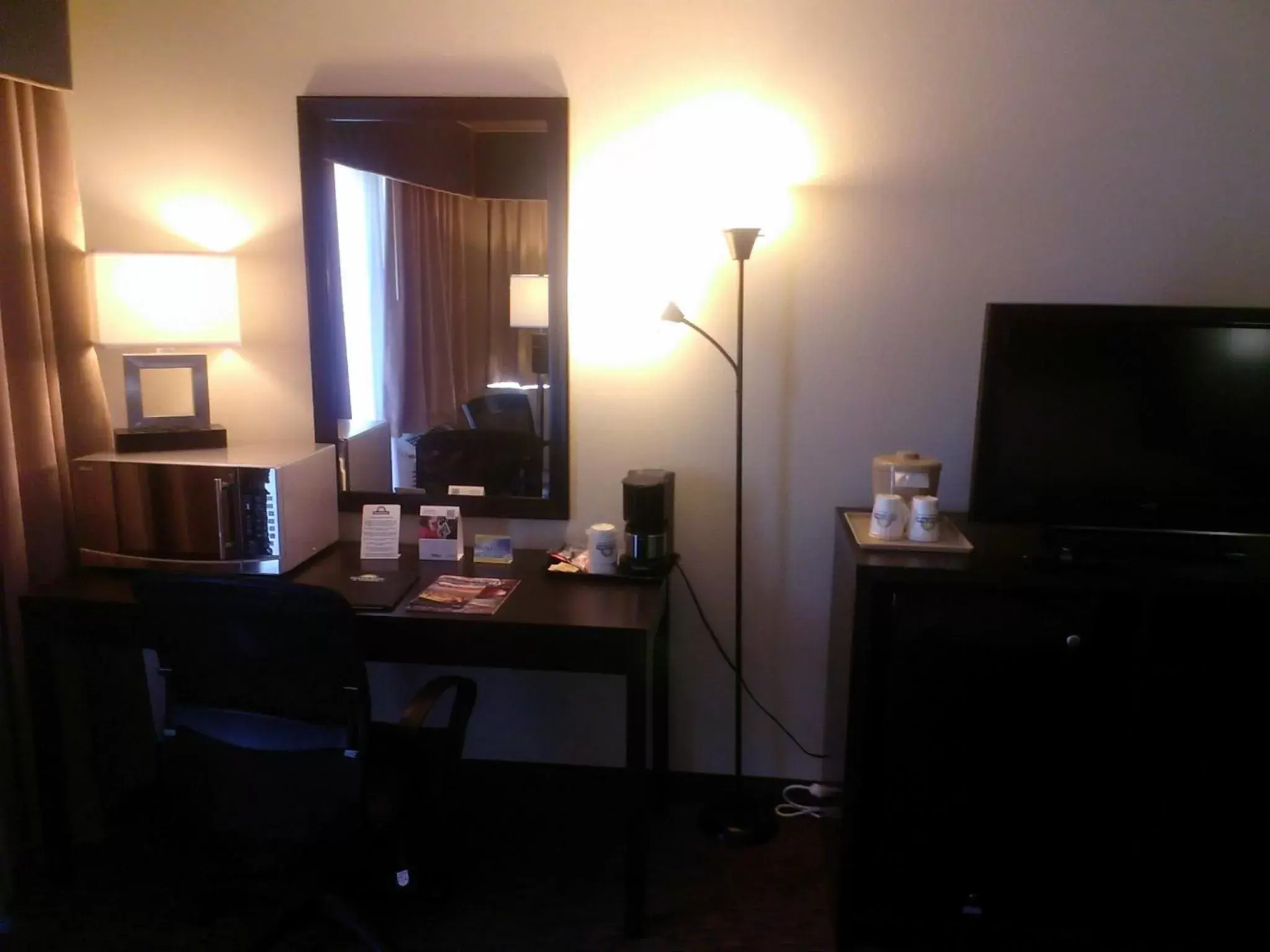 Coffee/tea facilities, TV/Entertainment Center in Days Inn & Suites by Wyndham Page Lake Powell