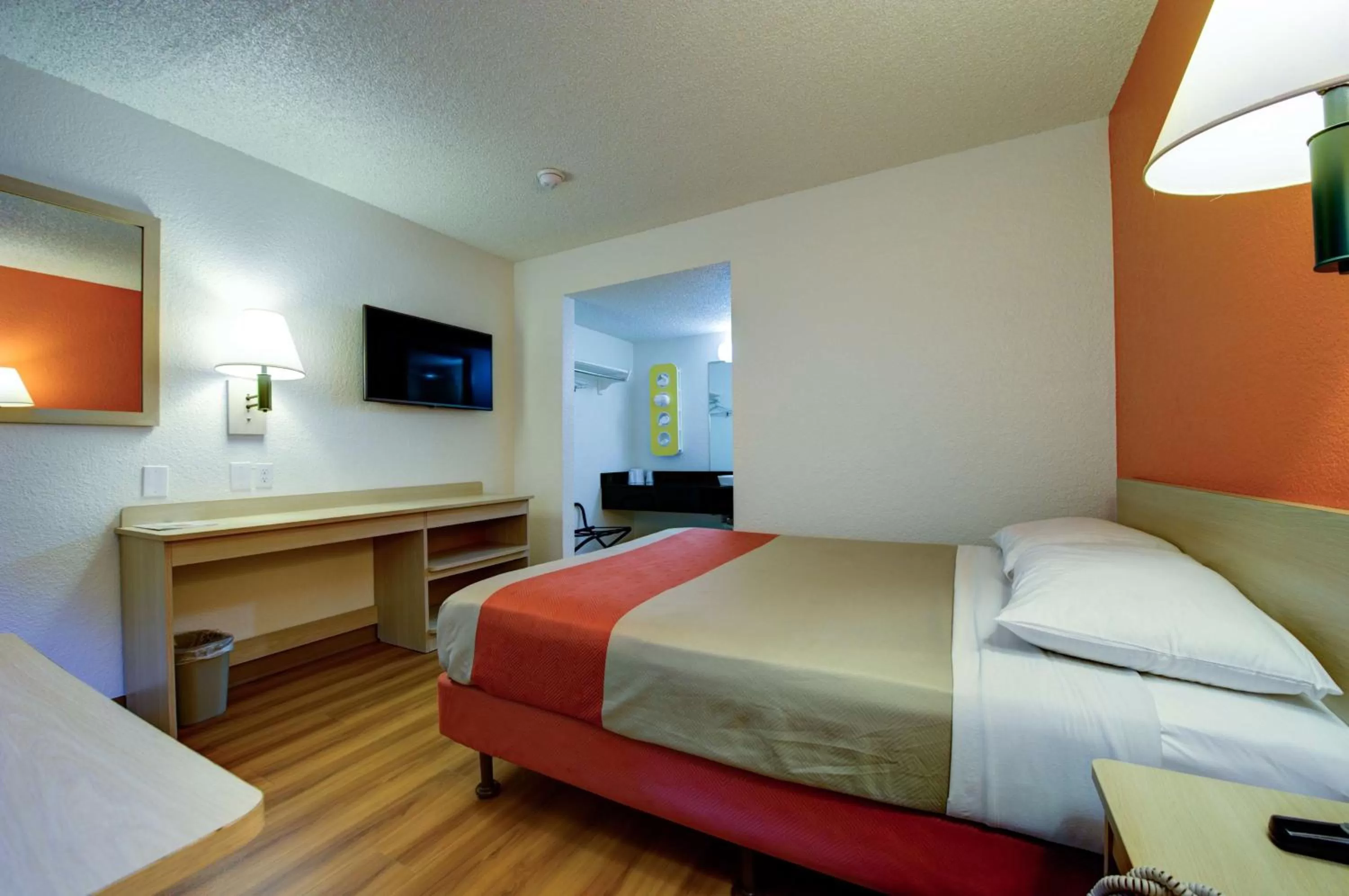 TV and multimedia, Bed in Motel 6-Seattle, WA - Airport