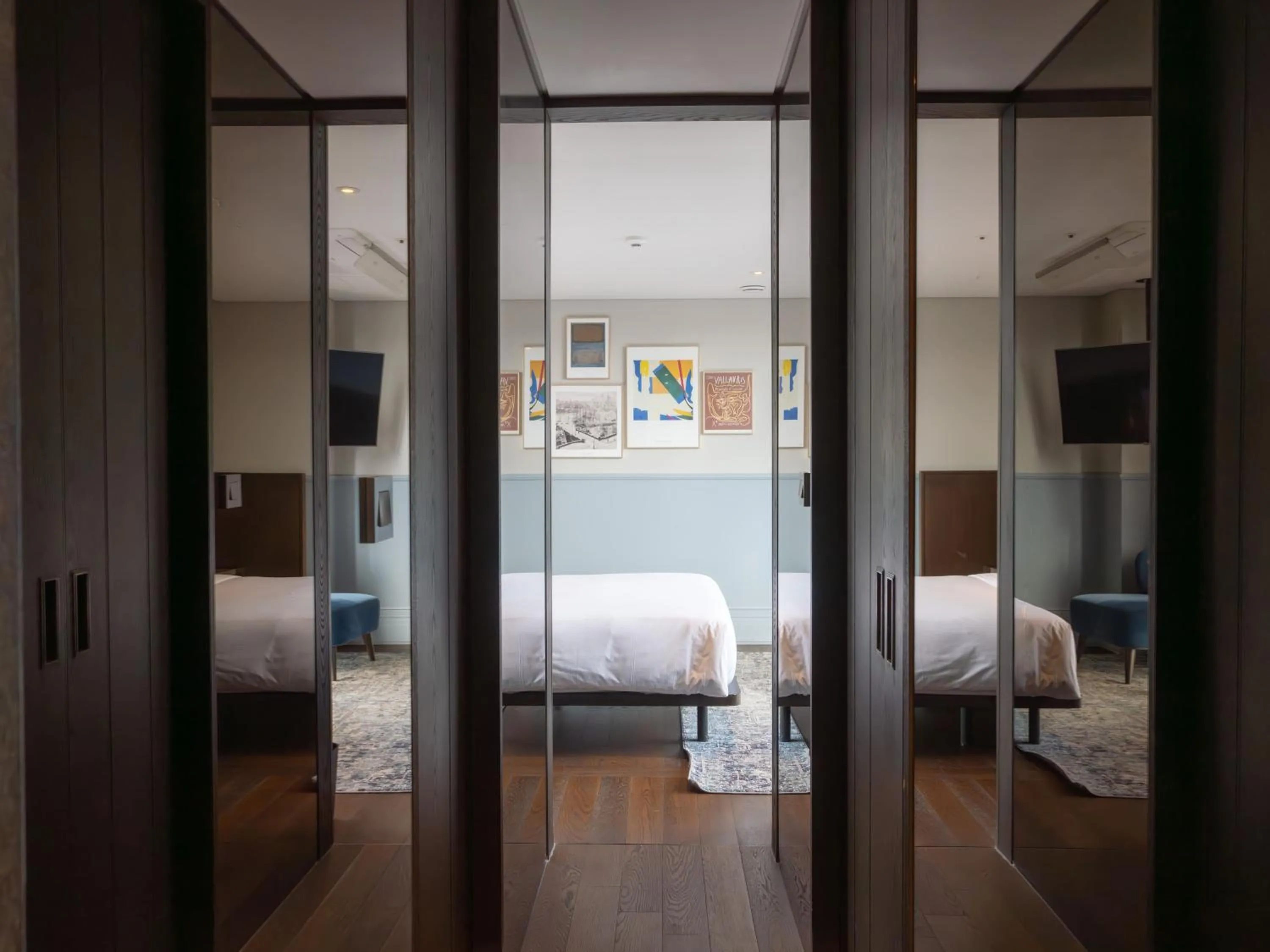 Photo of the whole room, Bed in Hotel Crescendo Seoul