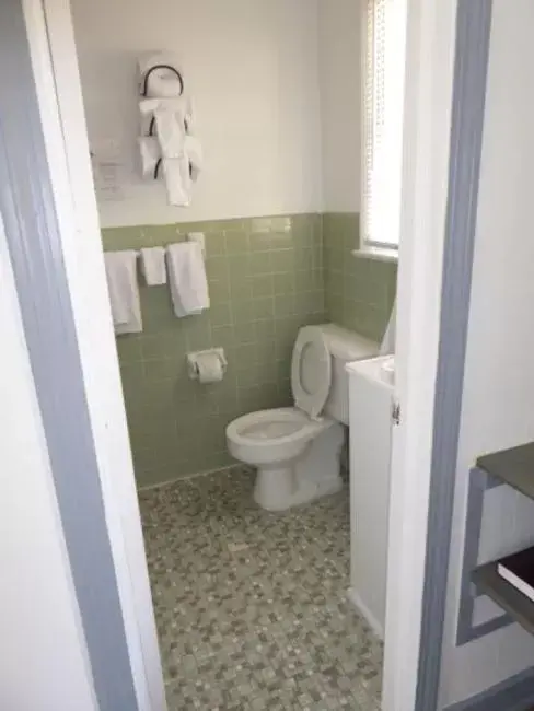 Bathroom in Swell Motel