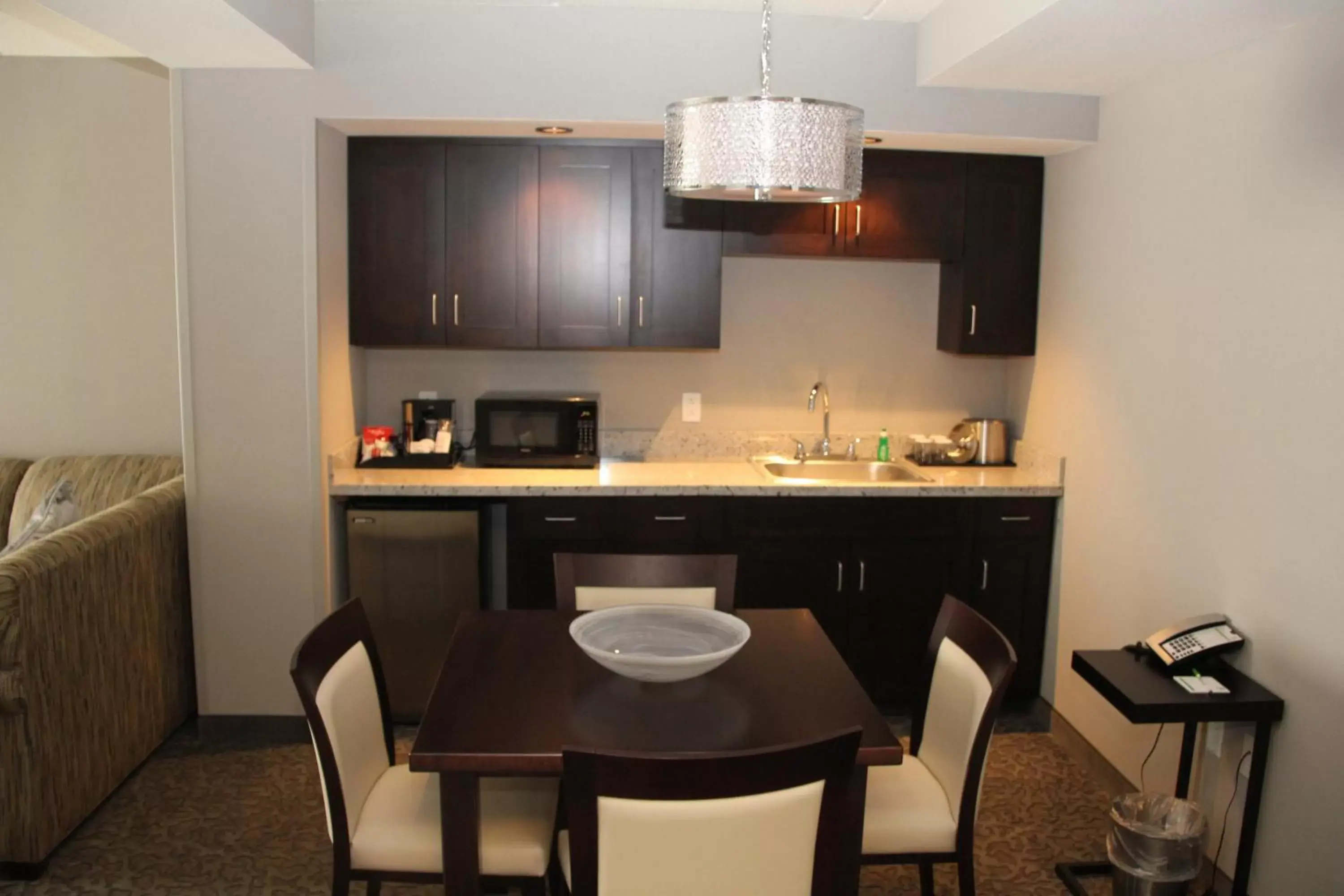Photo of the whole room, Kitchen/Kitchenette in Holiday Inn and Suites East Peoria, an IHG Hotel