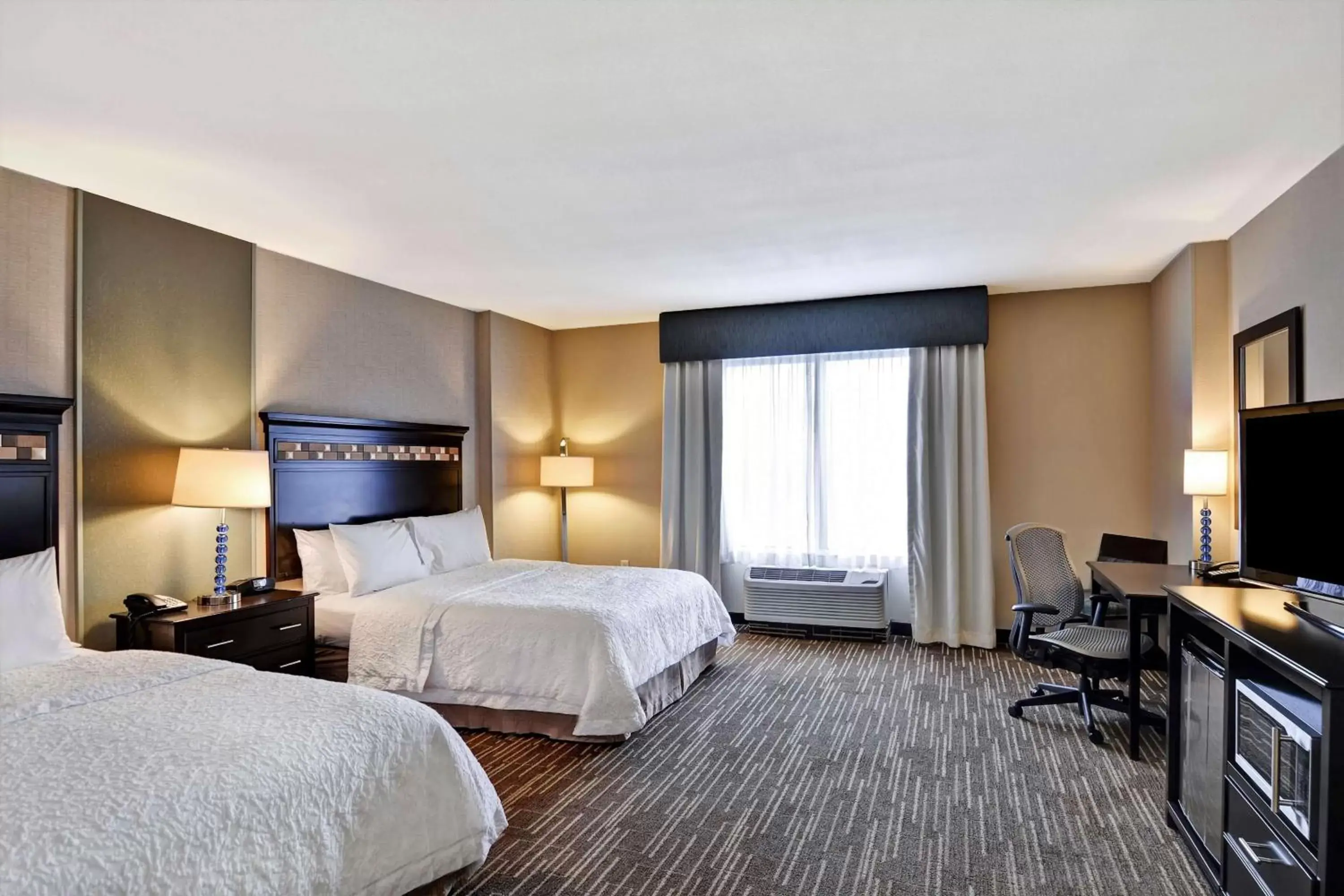 Bedroom in Hampton Inn & Suites Denver Airport / Gateway Park